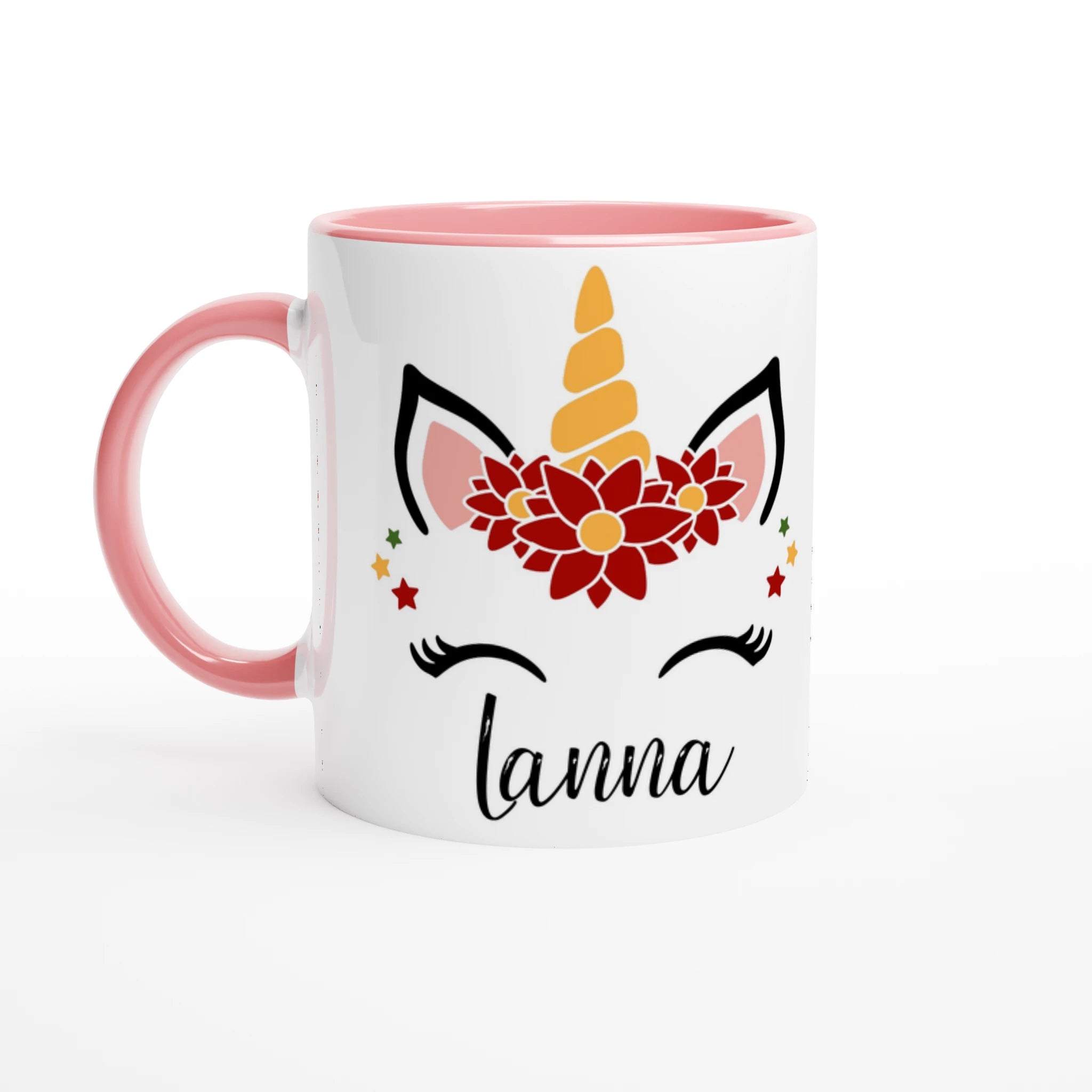 Mug blanc décor licorne de Noël avec couronne de fleurs rouges, étoiles festives et corne dorée, anse rose et intérieur rose.