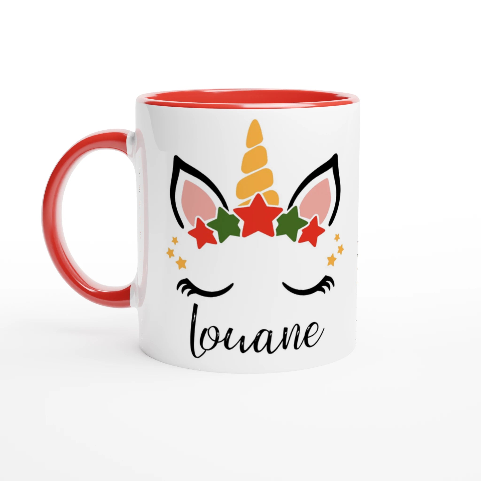 Mug licorne de Noël avec corne dorée et couronne d’étoiles rouges et vertes, anse rouge et intérieur rouge.
