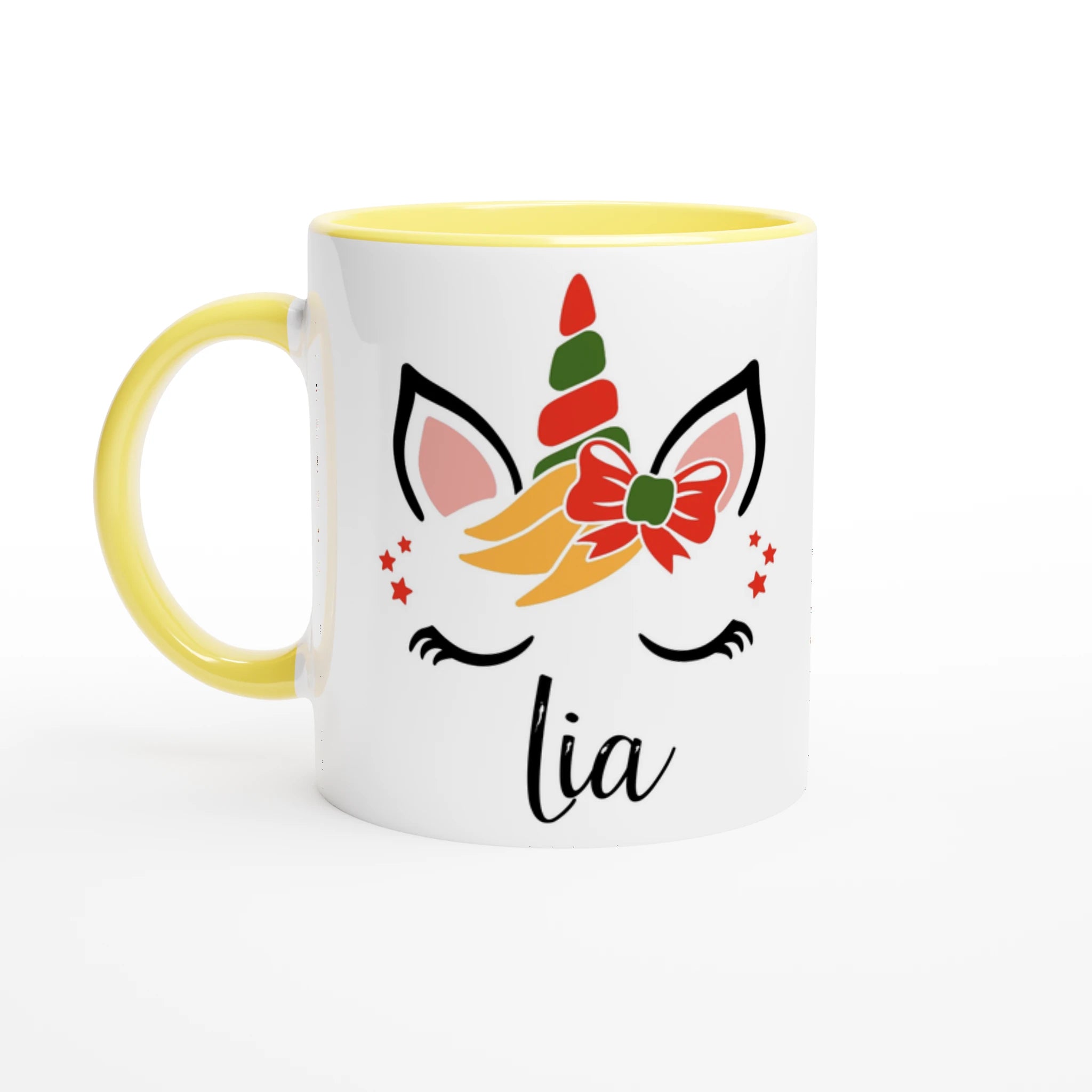 Mug licorne de Noël avec noeud rouge et corne colorée, anse jaune et intérieur jaune, motif joyeux et festif.