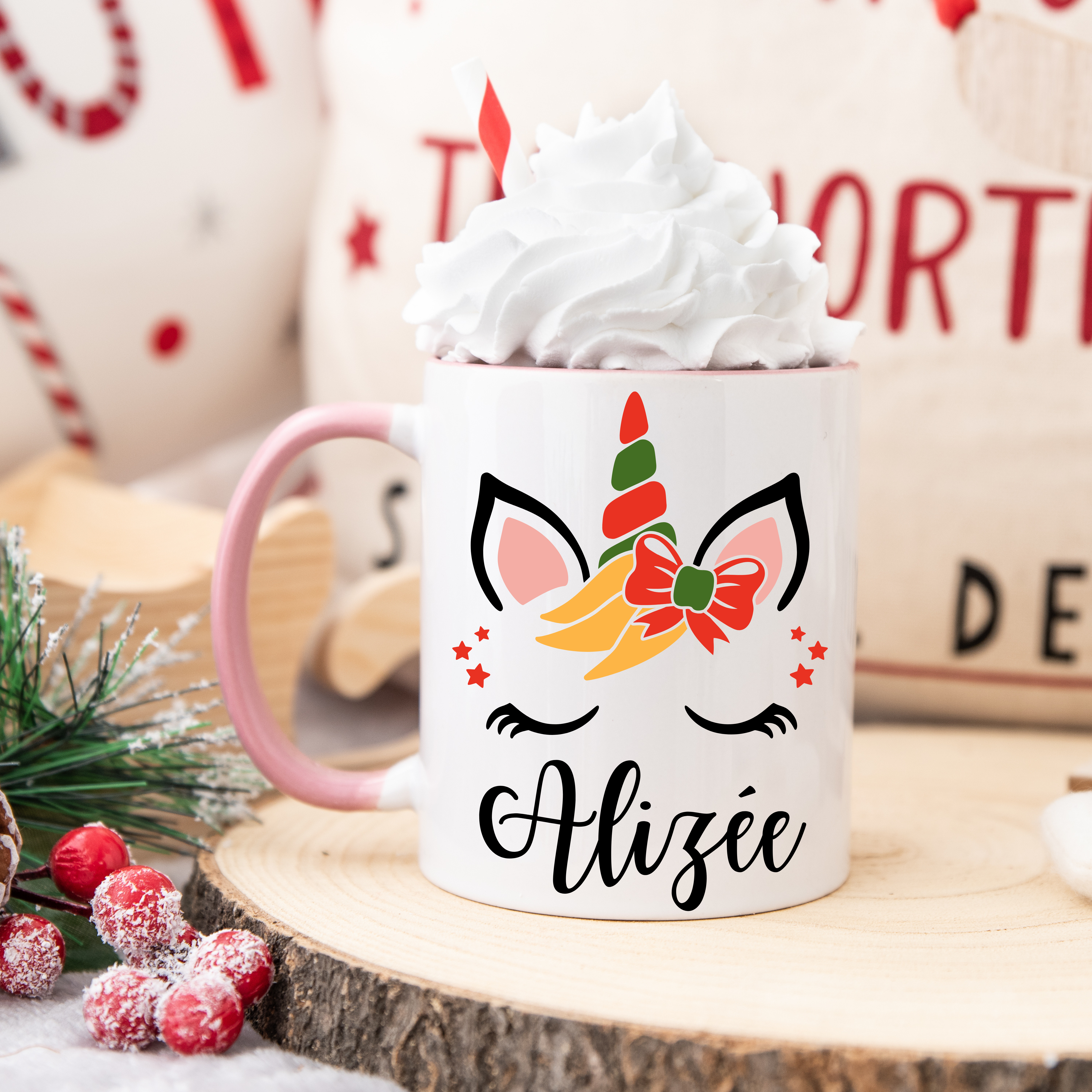 Mug licorne de Noël avec noeud rouge, anse rose et intérieur rose, illustration licorne élégante sur fond blanc.