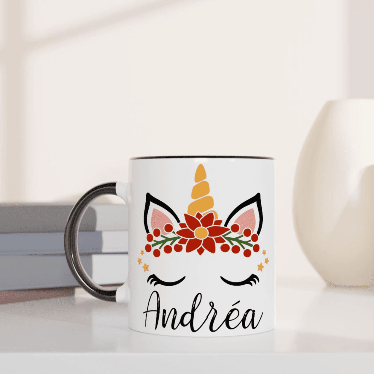 Mug blanc décoré d’une licorne stylisée avec couronne florale, design fantaisie et intérieur noir