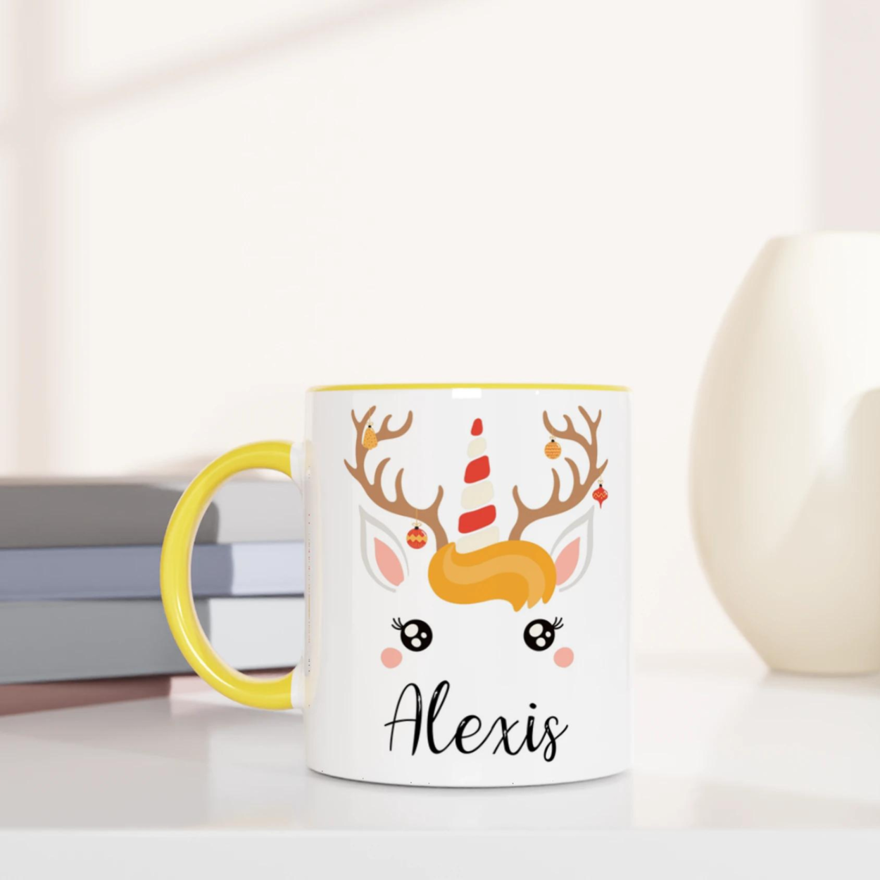 Mug licorne de Noël en forme de renne avec décorations suspendues, corne rayée, anse jaune et intérieur jaune.