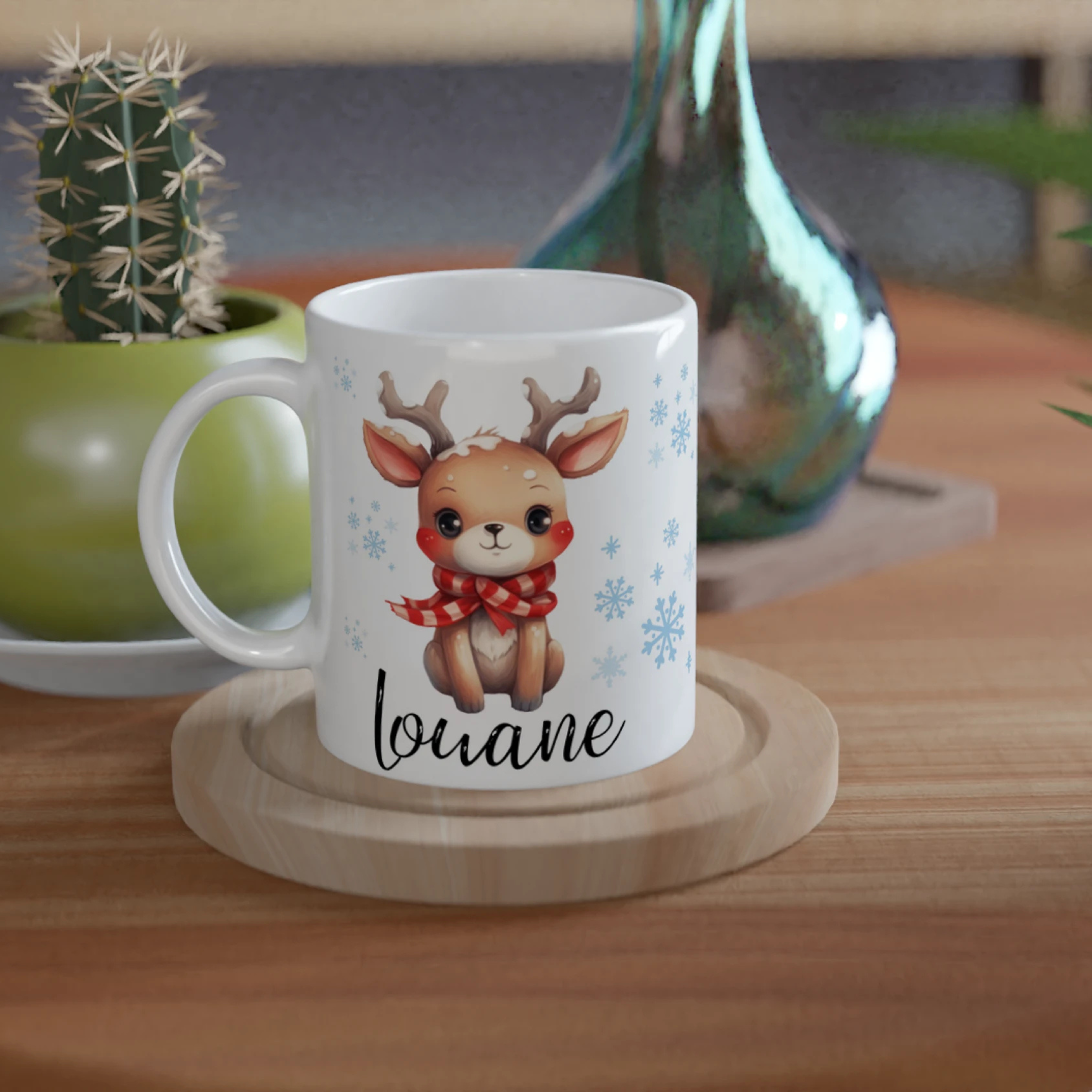 Mug prénom enfant avec renne, intérieur blanc, design hivernal idéal pour Noël et l’hiver.