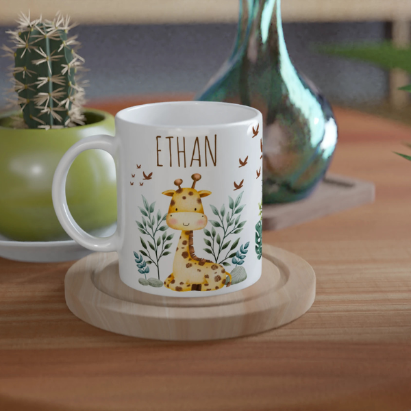 Mug personnalisé tout blanc avec une adorable girafe et ses amis de la savane, un cadeau unique et attendrissant pour les enfants.