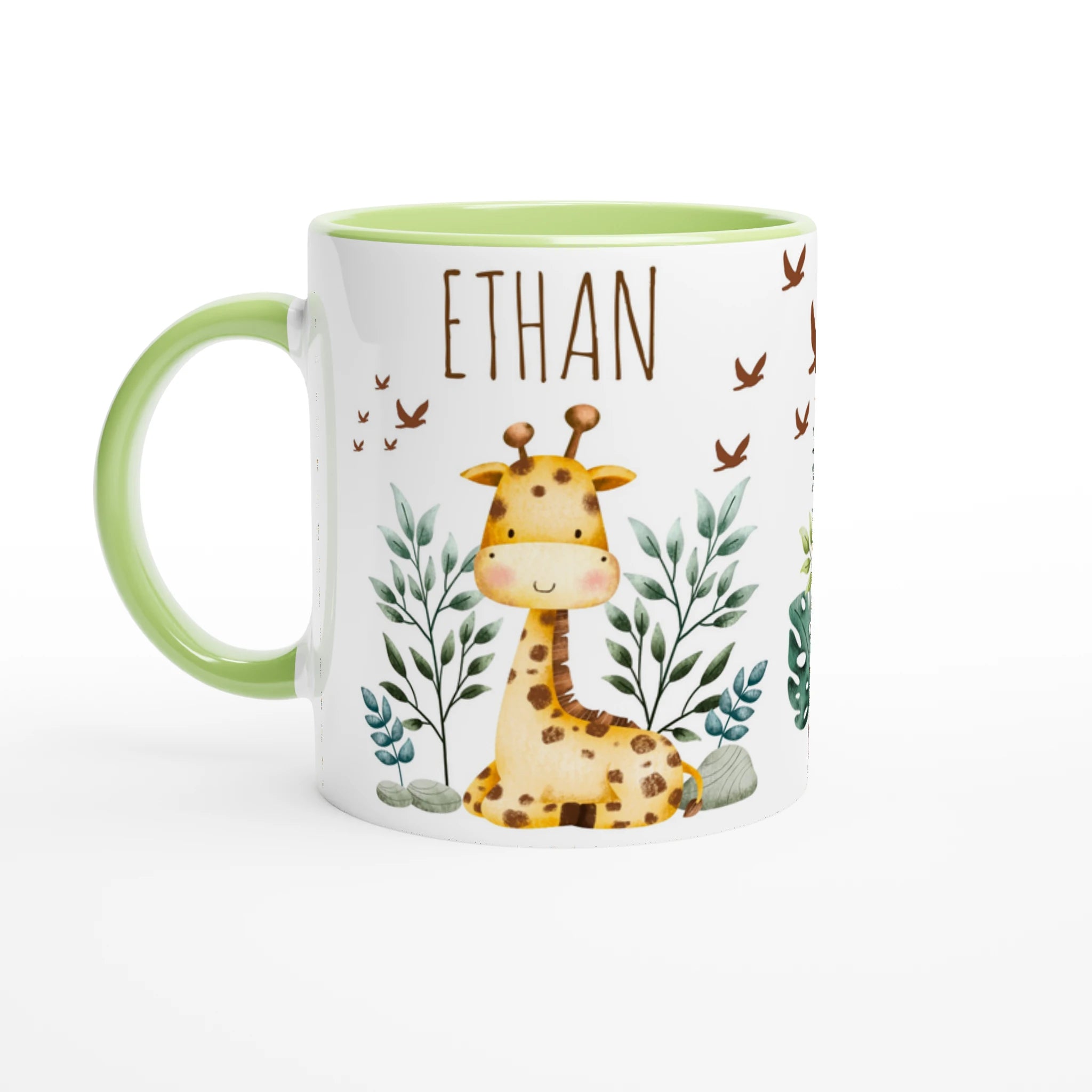 Mug personnalisé avec girafe et feuillage luxuriant, intérieur vert, un cadeau nature et original pour un enfant curieux.