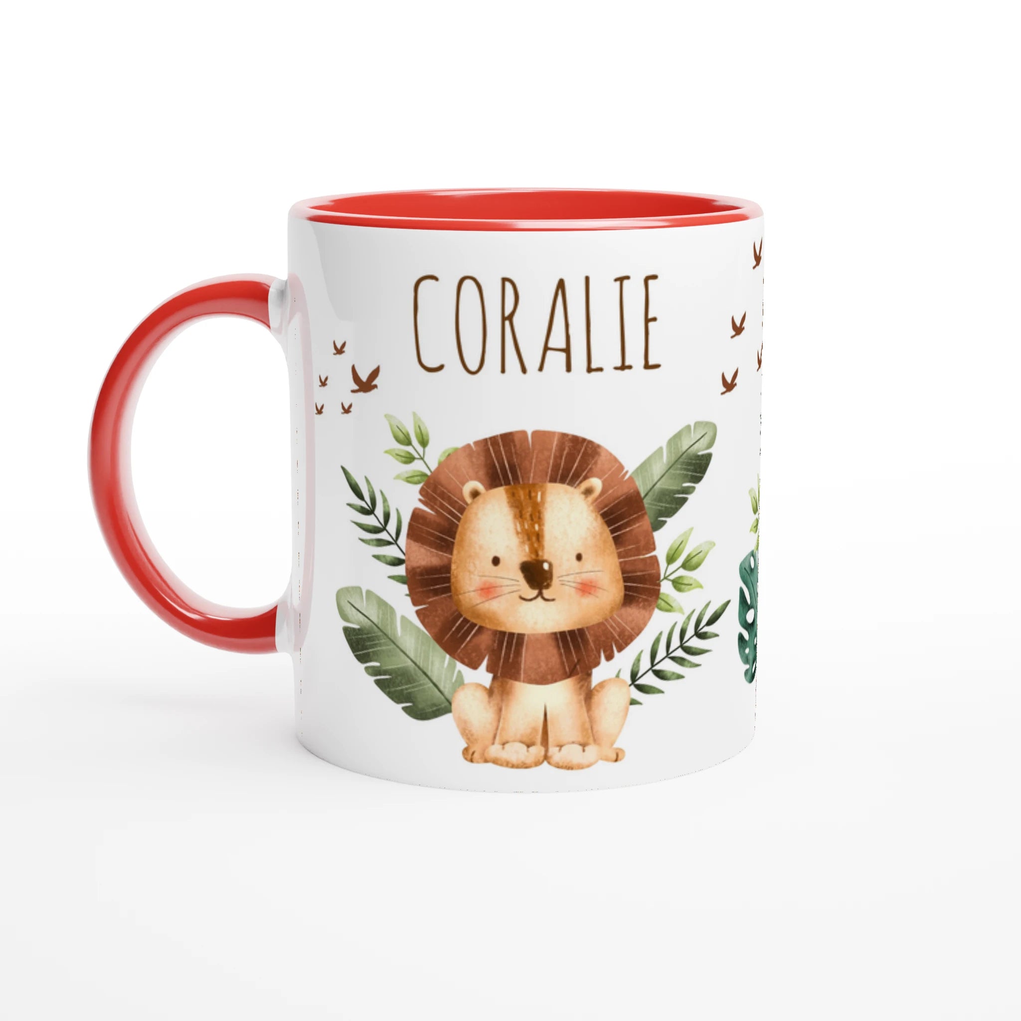 Mug personnalisé avec un lion joyeux et ses amis de la jungle, intérieur rouge, idéal pour un cadeau dynamique et captivant.
