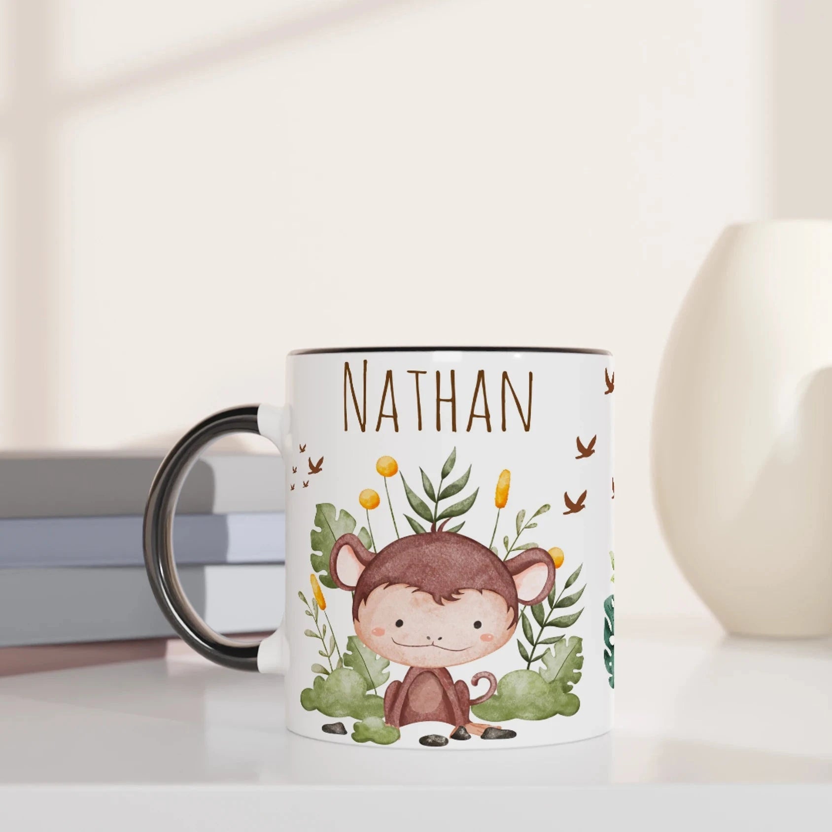 Mug personnalisé avec un singe et ambiance jungle, intérieur noir, idéal pour un design contrasté et moderne.