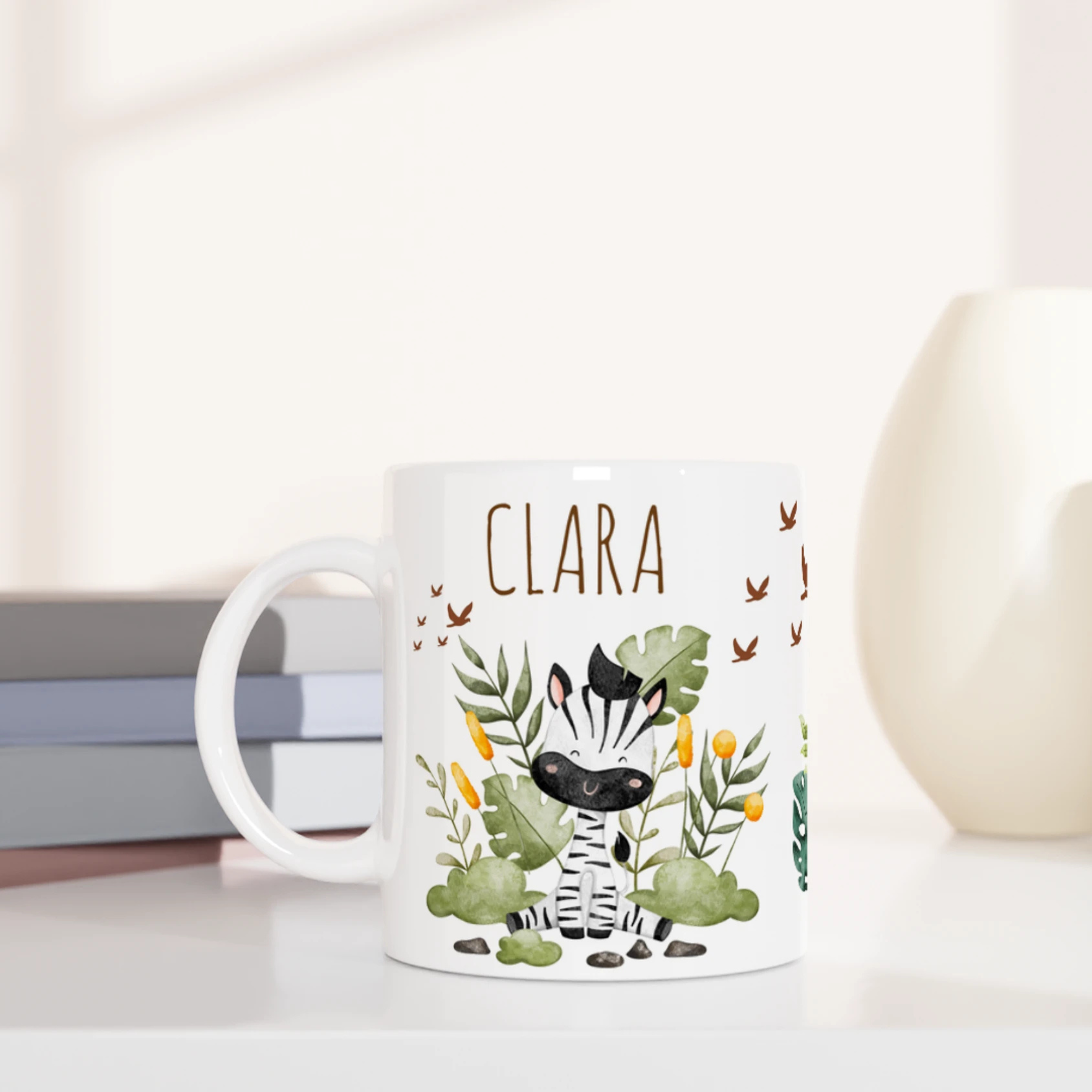 Mug personnalisé tout blanc avec un zèbre adorable et ses amis de la savane, parfait pour un cadeau unique et attendrissant.