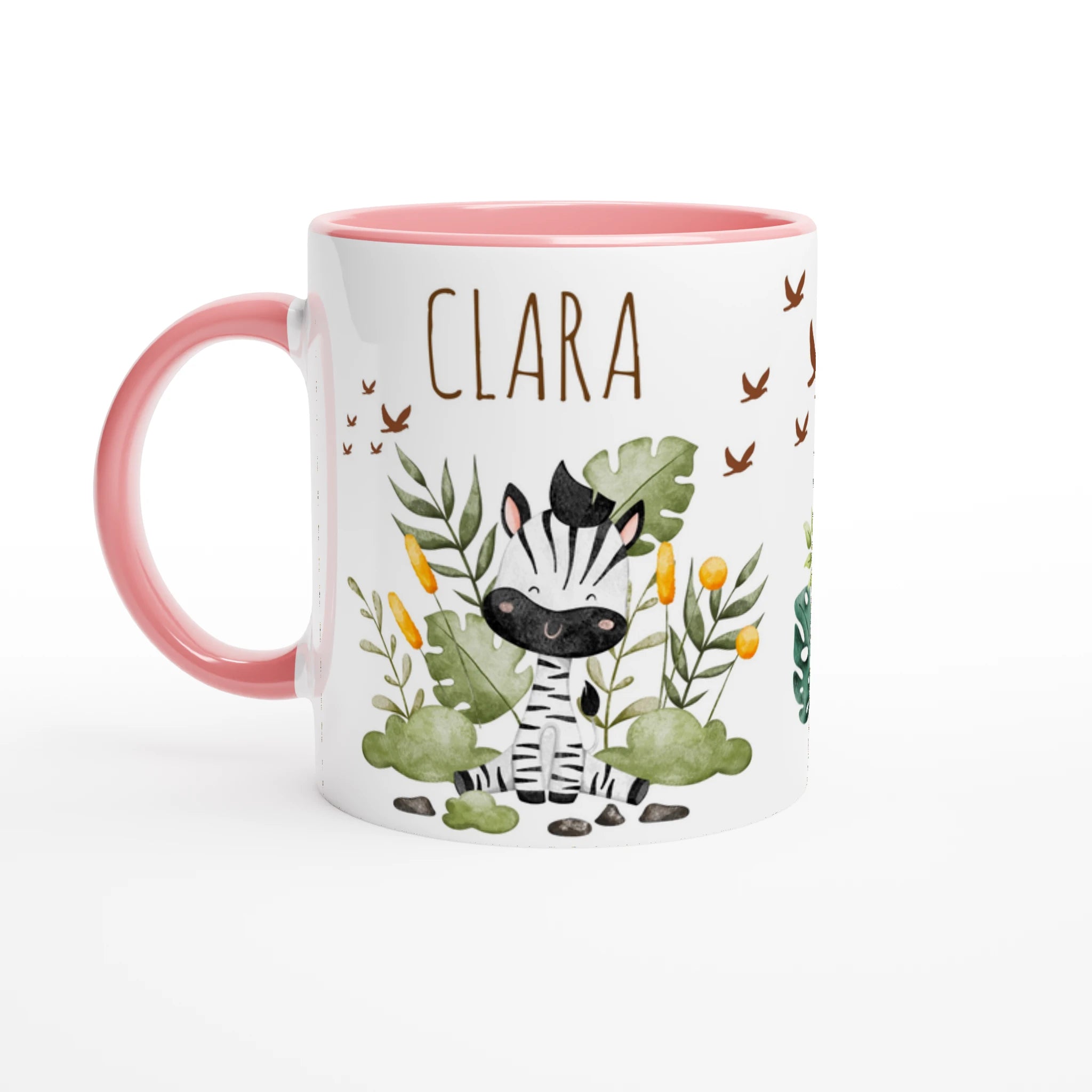 Mug personnalisé avec un zèbre mignon entouré de végétation, intérieur rose, une idée cadeau douce et charmante.