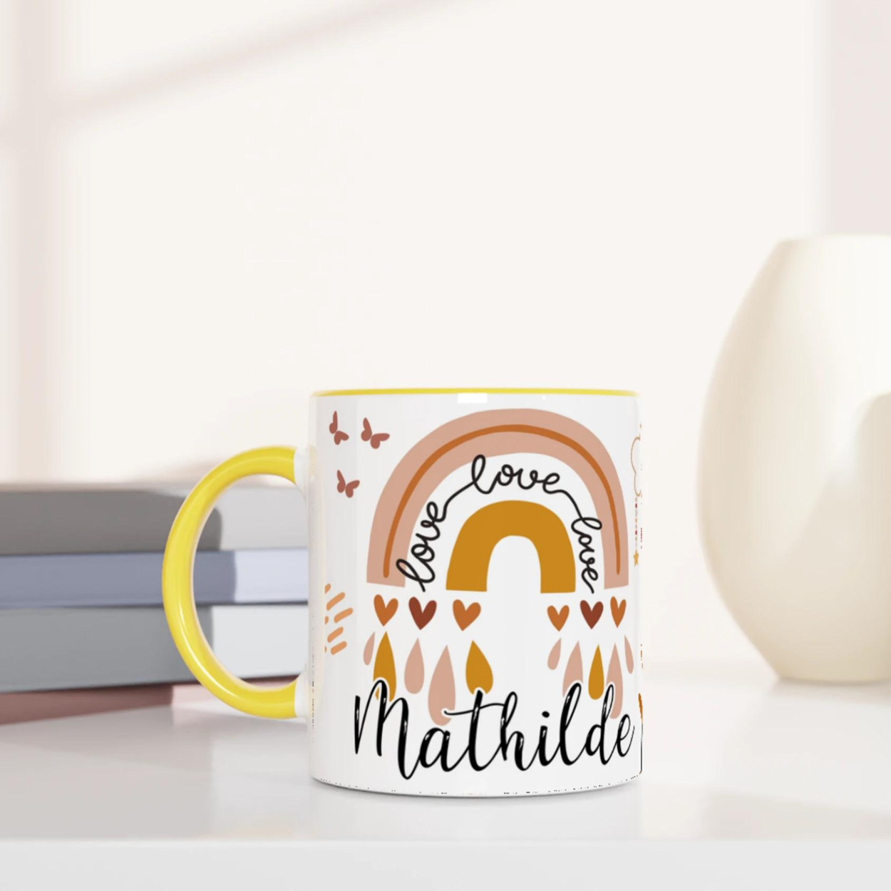 Mug personnalisé avec arc-en-ciel et gouttes de pluie dorées, intérieur jaune, parfait pour un cadeau lumineux et optimiste.