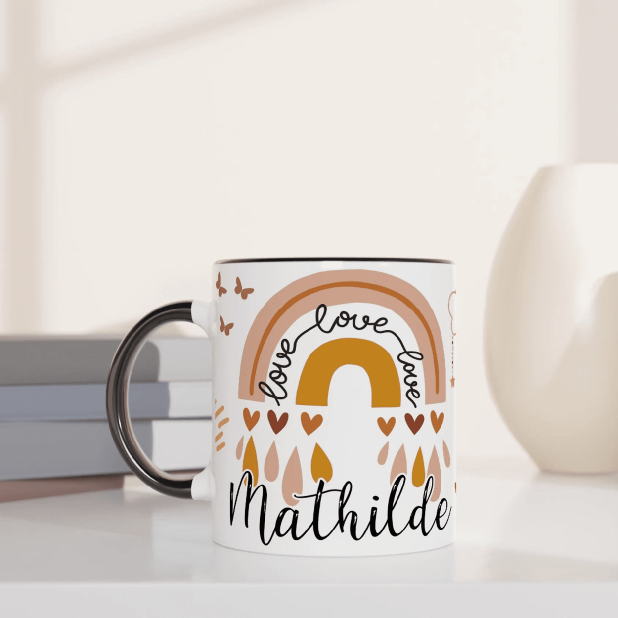 Mug personnalisé avec illustration arc-en-ciel artistique et détails élégants, intérieur noir, pour une touche moderne et raffinée.