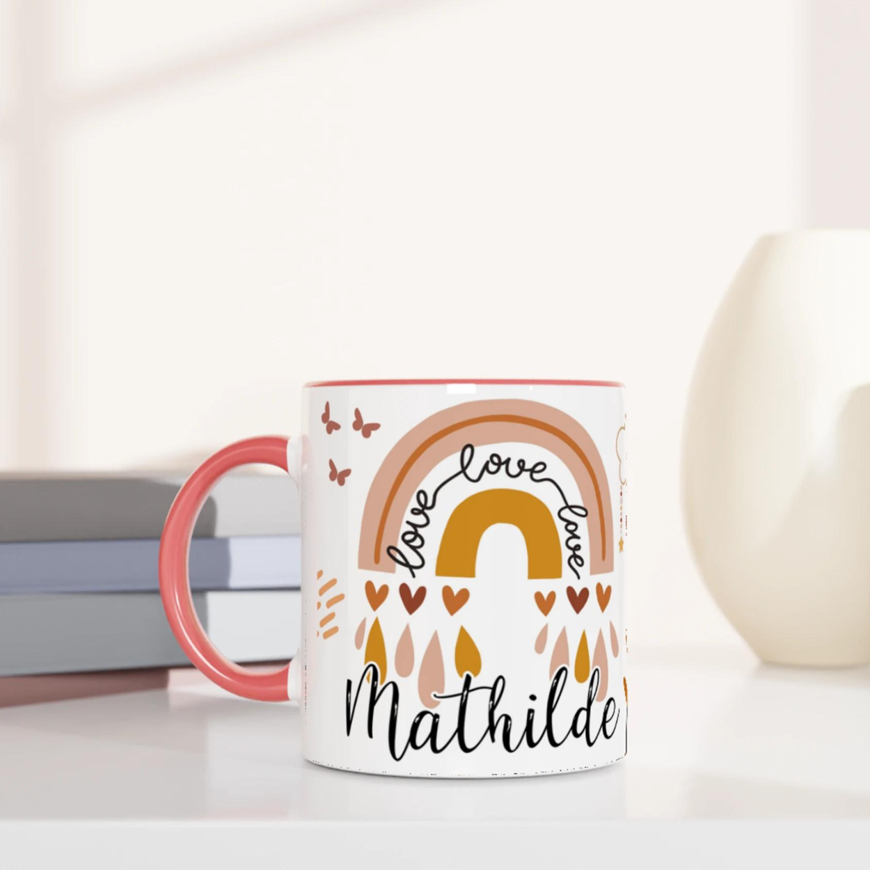 Tasse personnalisée avec nuages bohèmes et message d’amour, intérieur rose, idéale pour un cadeau tendre et romantique.