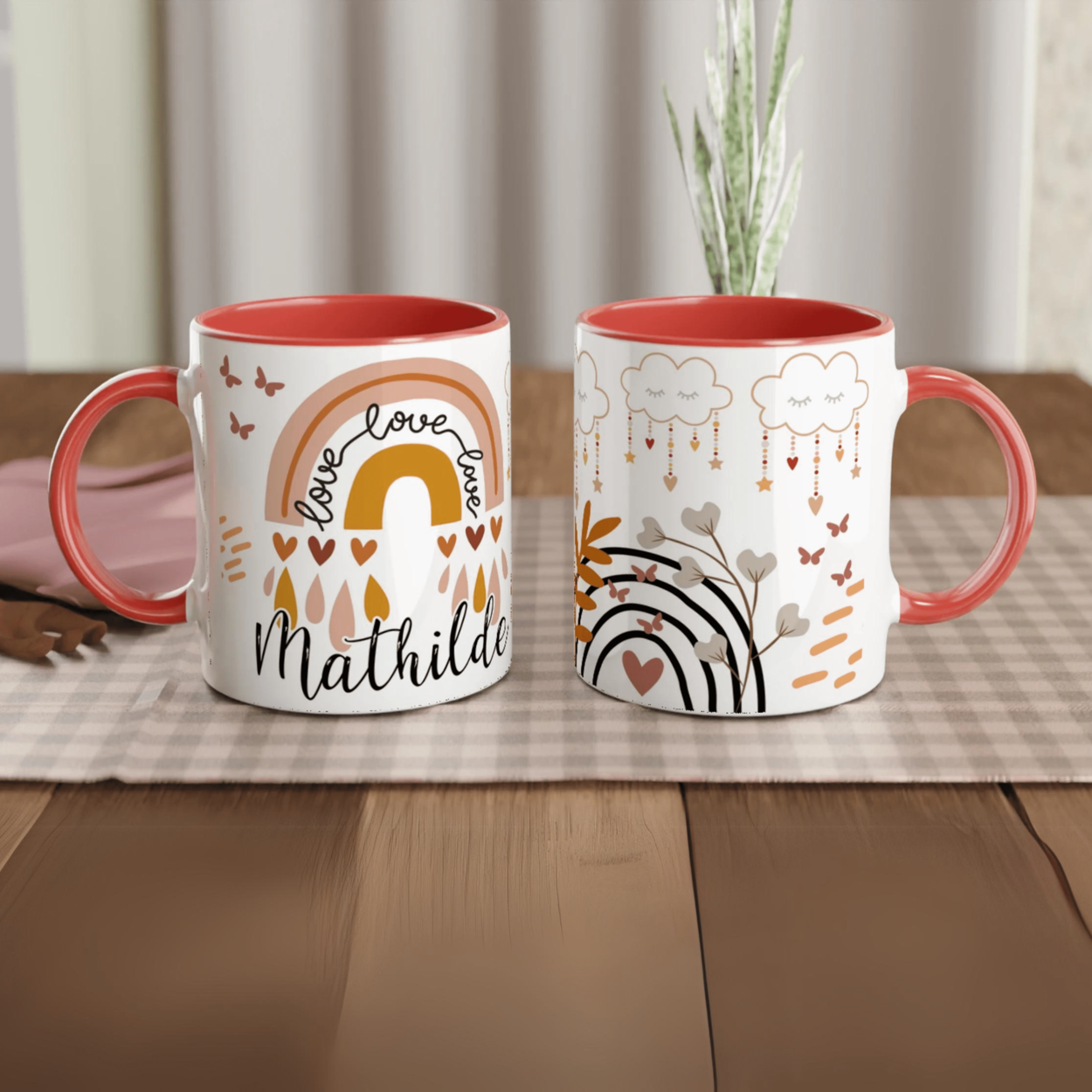 Mug personnalisé avec arc-en-ciel et cœurs chaleureux, intérieur rouge, parfait pour un cadeau vibrant et unique.