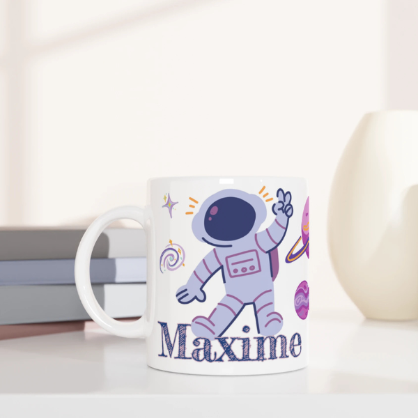 Mug personnalisé tout blanc avec illustration d’astronaute et soucoupe volante, un cadeau parfait pour les petits explorateurs de l’espace.