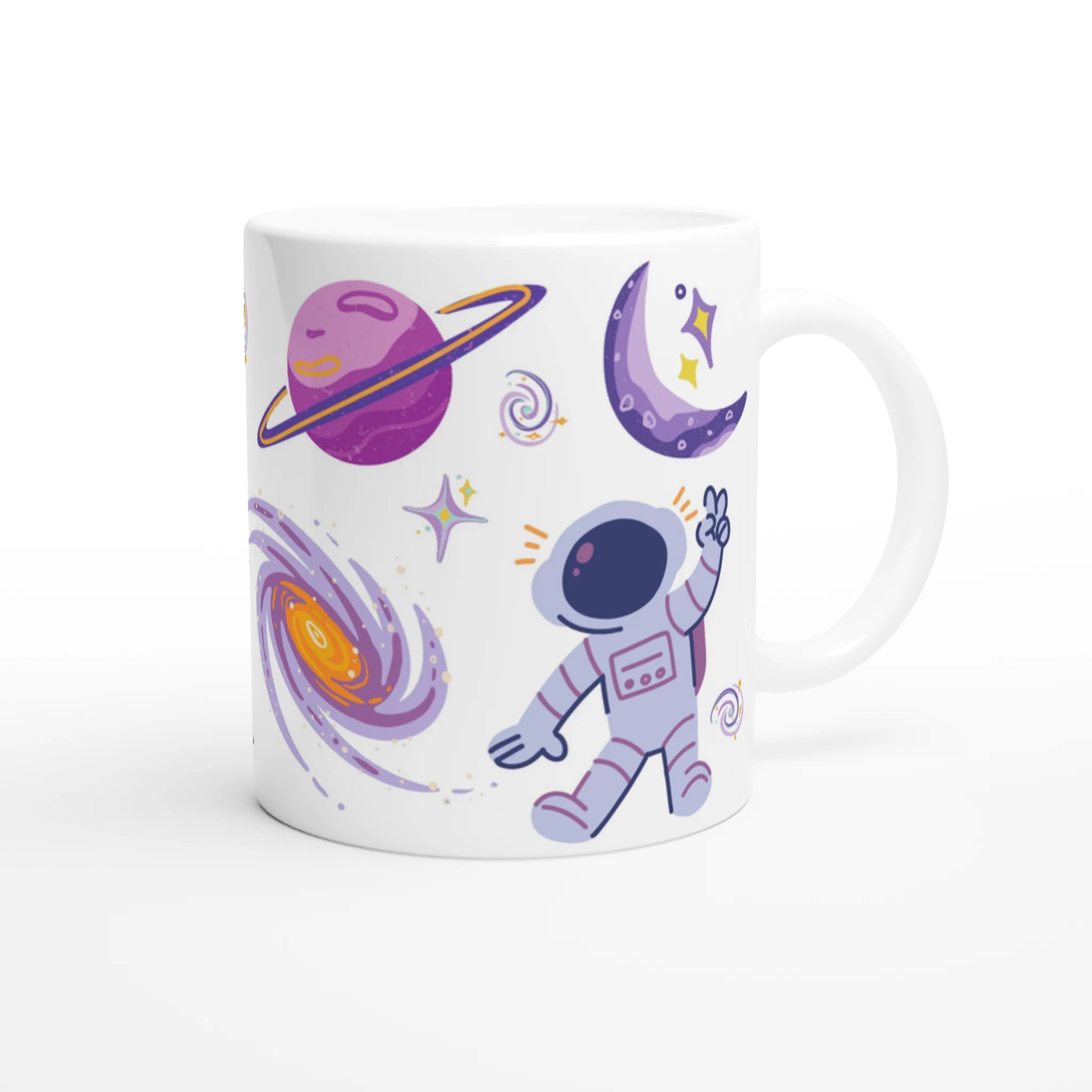 Mug personnalisé tout blanc avec illustration d’un astronaute sur une fusée dans l’espace, parfait pour un cadeau enfant original.