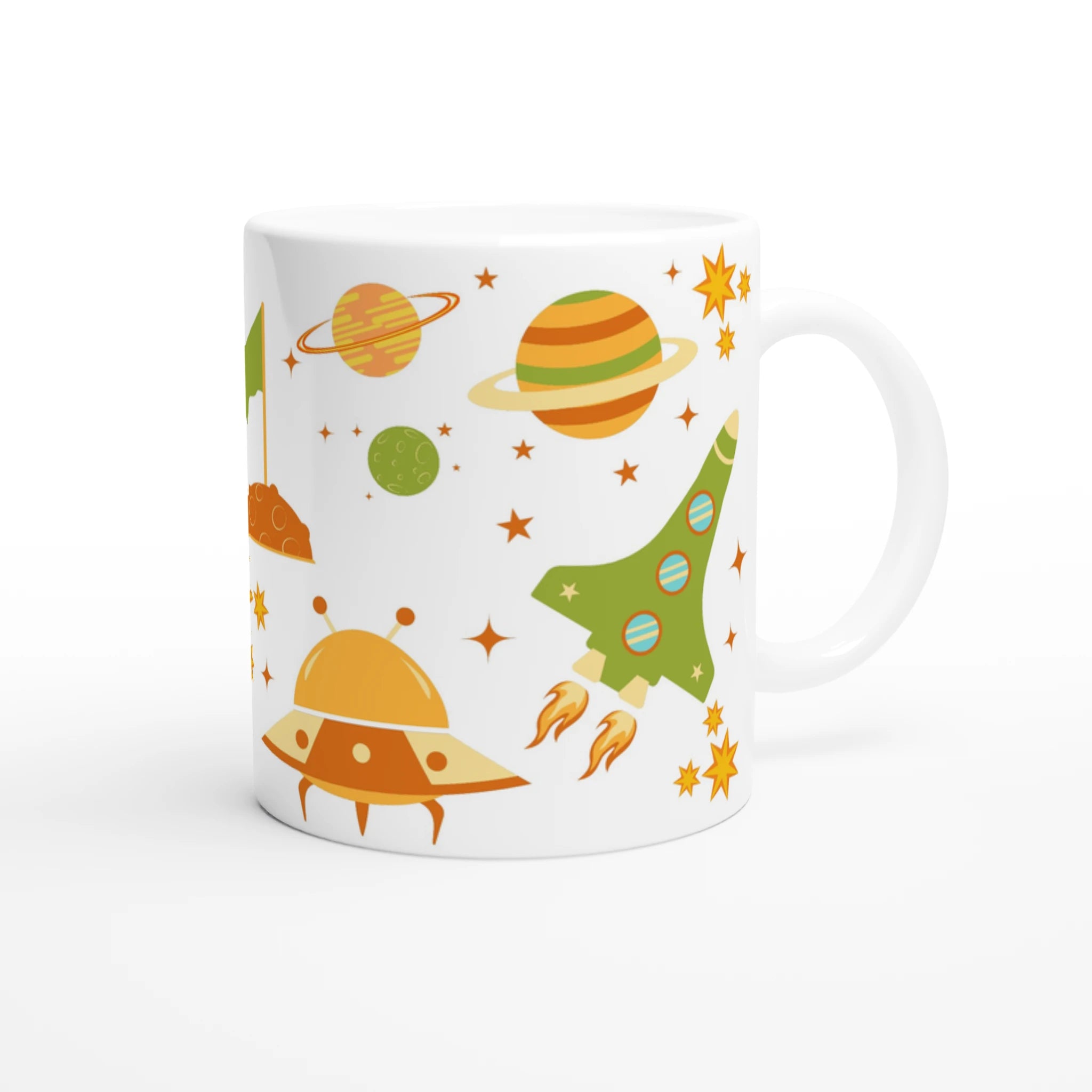 Mug personnalisé tout blanc avec astronaute et fusée entourés de planètes et étoiles, idéal pour un cadeau enfant original.