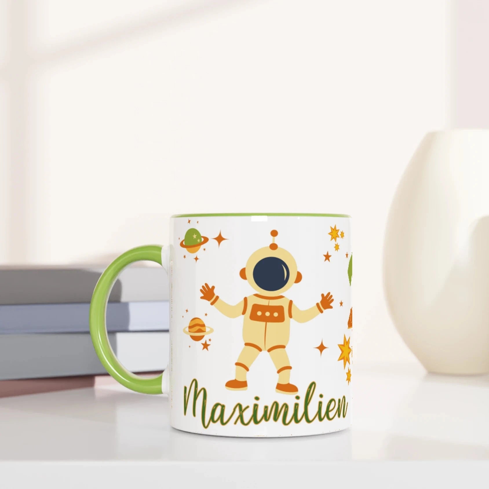 Tasse personnalisée avec cosmonaute et soucoupe volante, intérieur vert, un cadeau original et ludique.