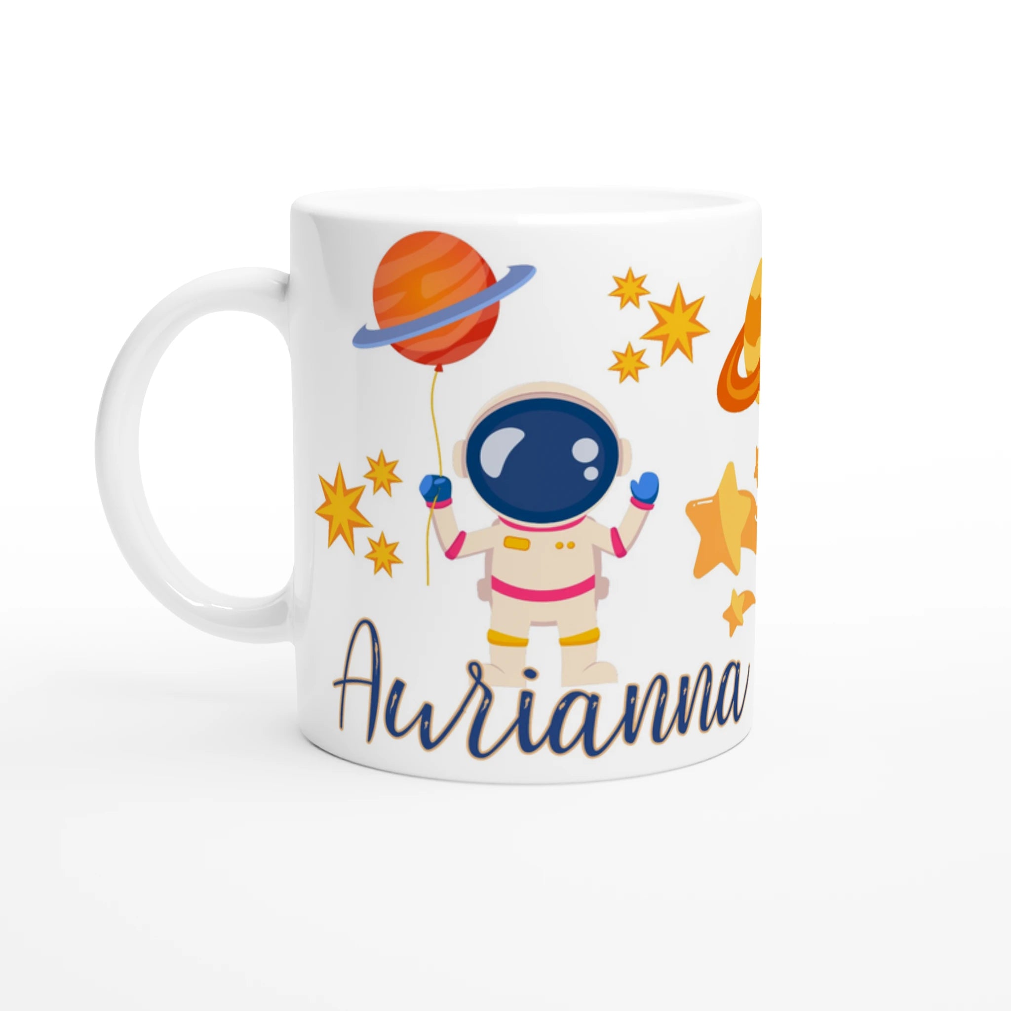 Mug personnalisé tout blanc avec astronaute flottant sur une planète, idéal pour un cadeau enfant original et ludique.