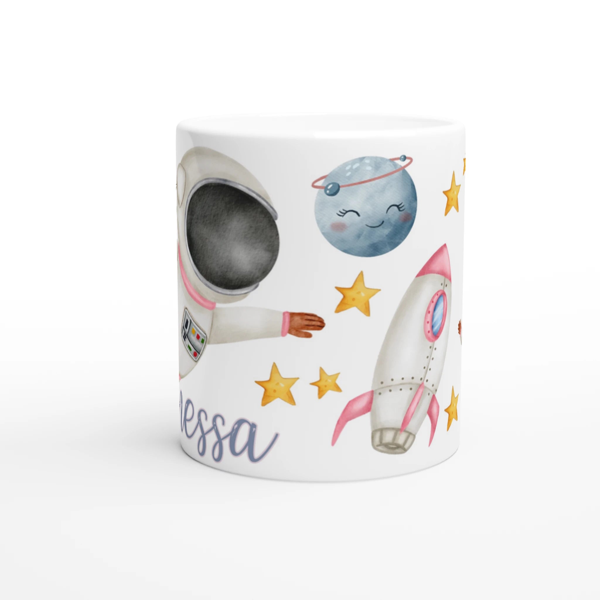 Mug personnalisé tout blanc avec astronaute en combinaison rose et fusée, idéal pour un cadeau enfant original et ludique.
