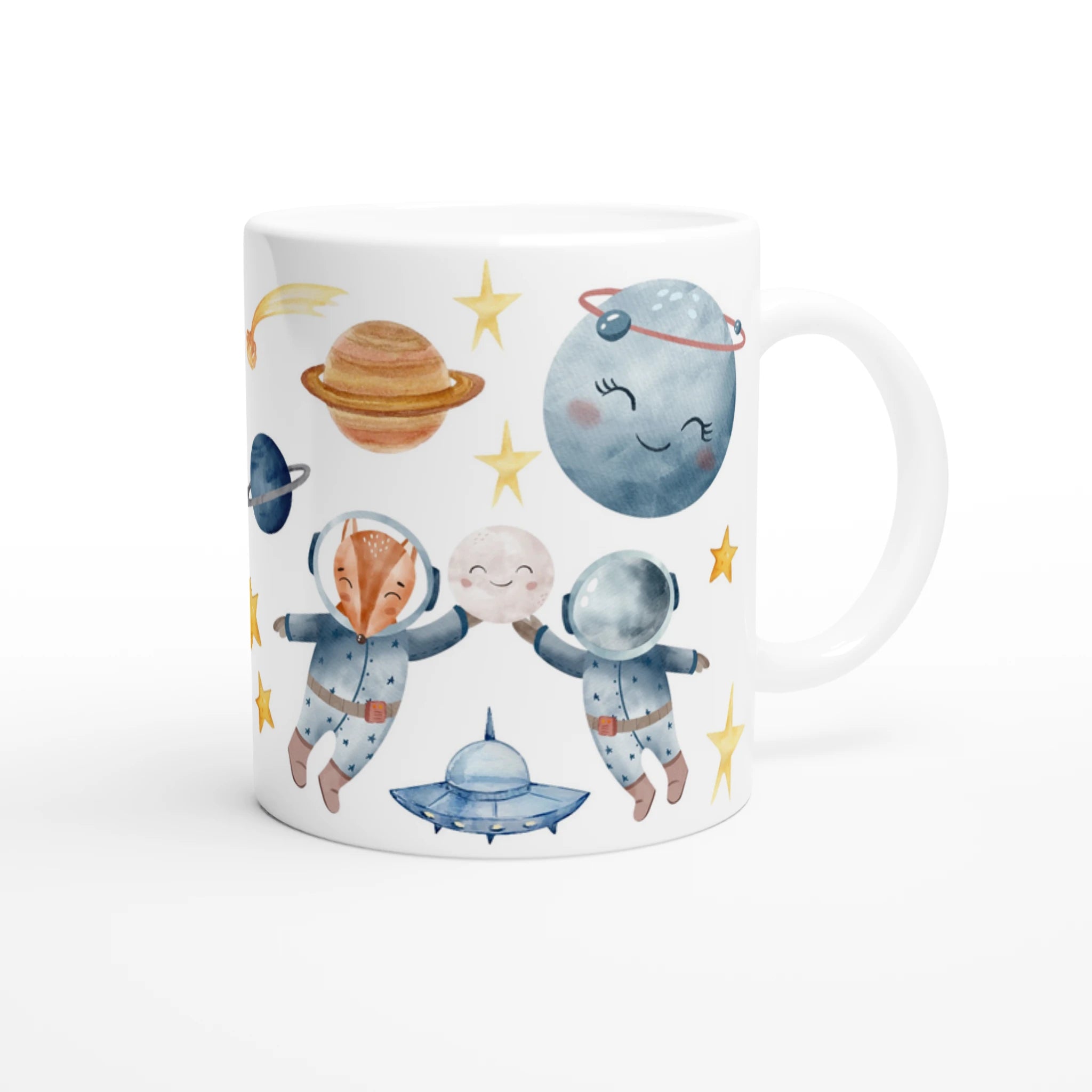 Mug personnalisé tout blanc avec illustration de lapins astronautes flottant dans l’espace, parfait pour un cadeau enfant original.