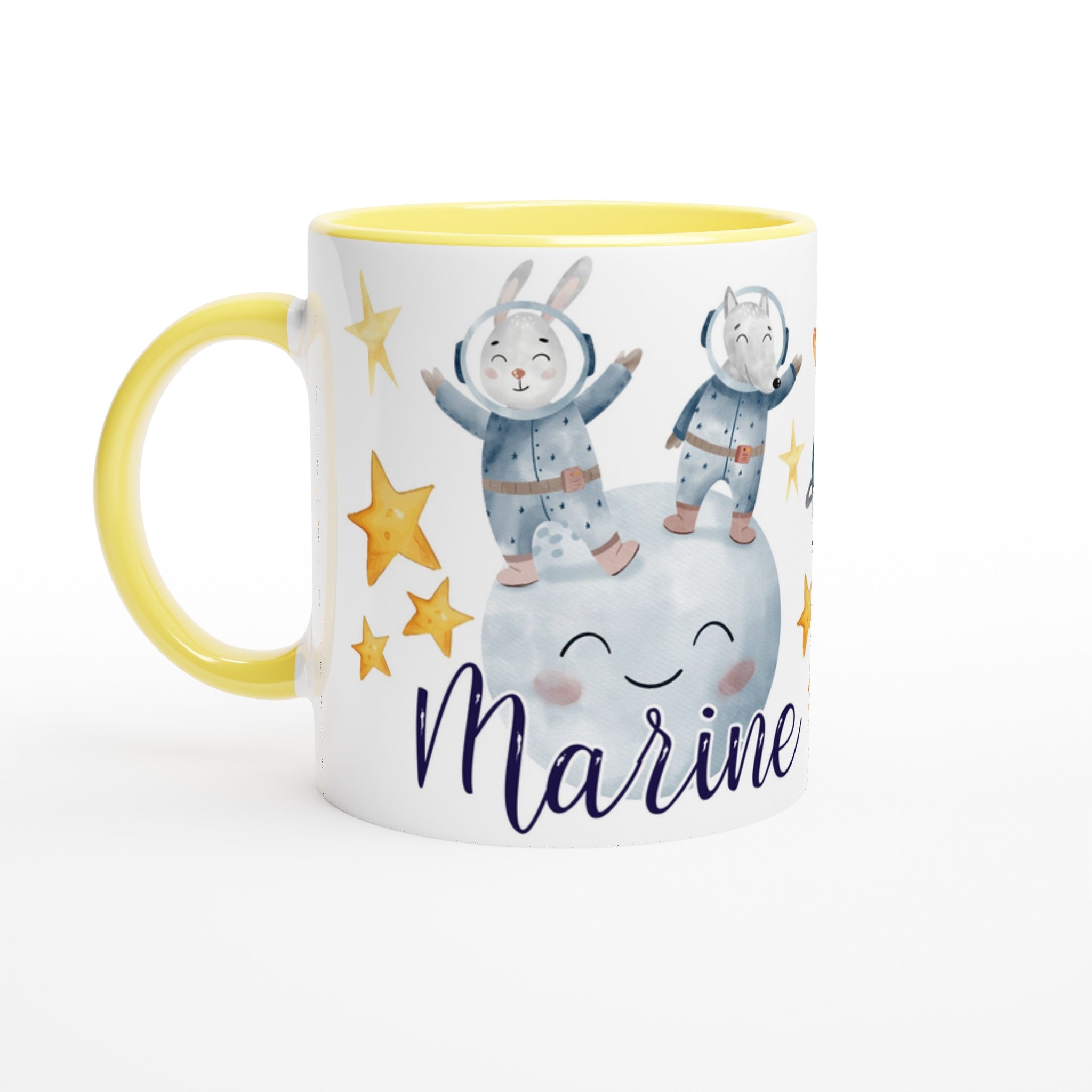 Mug personnalisé avec lapins cosmonautes et étoiles, intérieur jaune, idéal pour un cadeau joyeux et ludique.