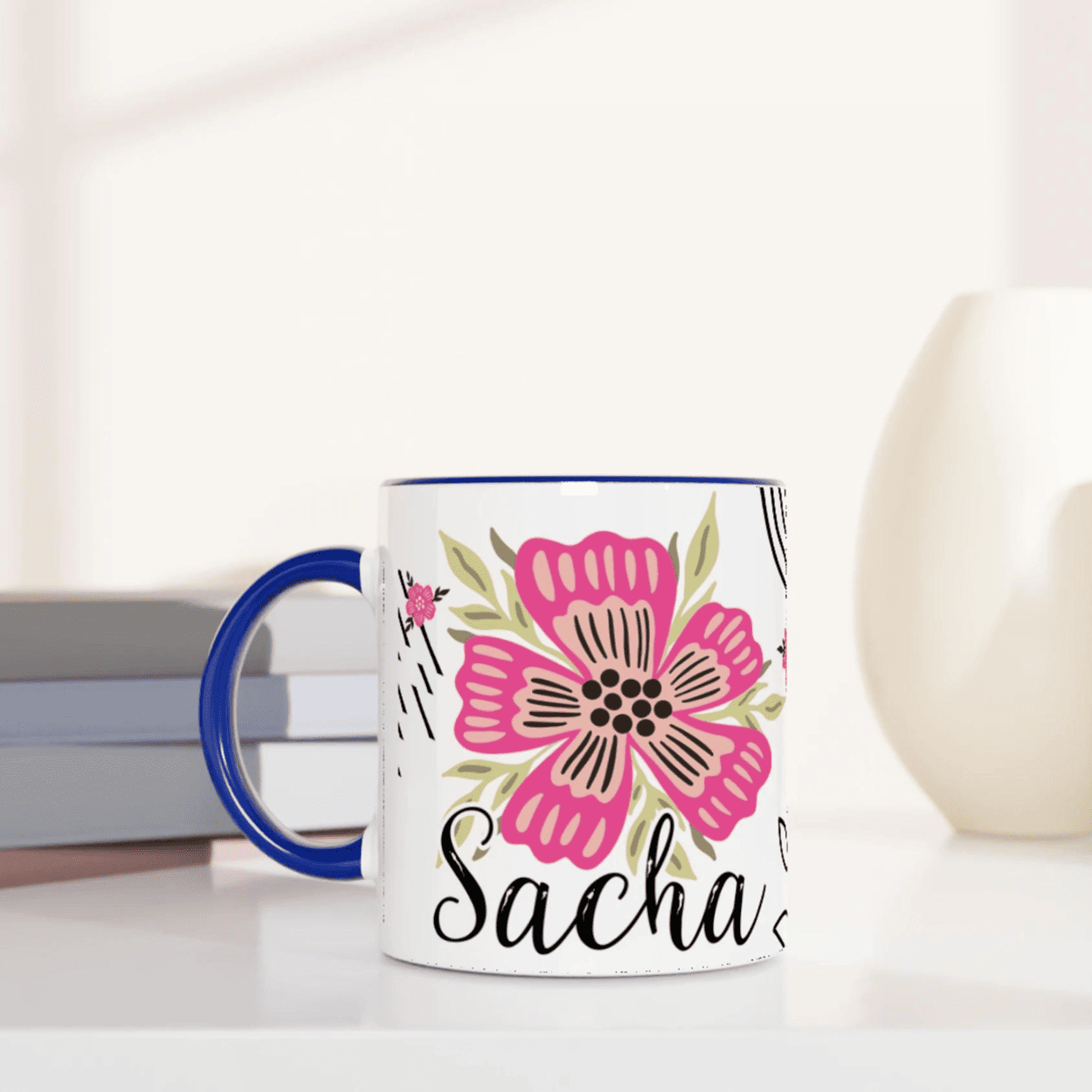 Mug prénom personnalisé avec fleurs bohèmes, intérieur bleu, style bohème chic pour enfant.