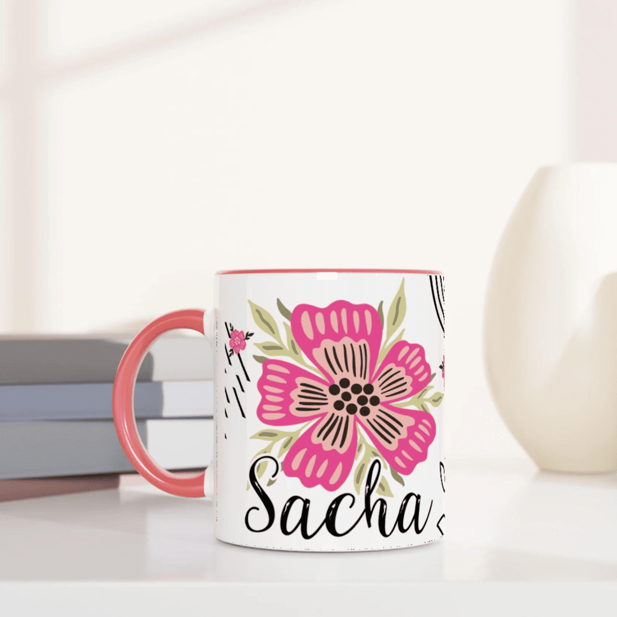 Mug personnalisé prénom avec fleurs bohèmes, intérieur rose, cadeau délicat et féminin.