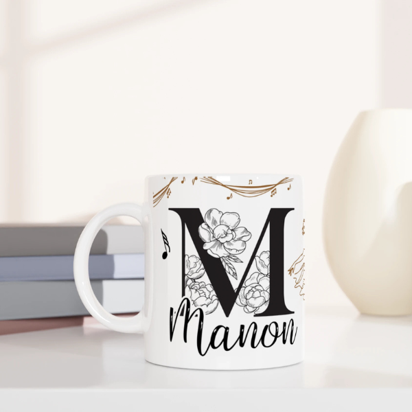 Mug personnalisable tout blanc avec prénom, silhouette de danseuse classique et notes de musique, parfait comme cadeau élégant pour une passionnée de ballet.