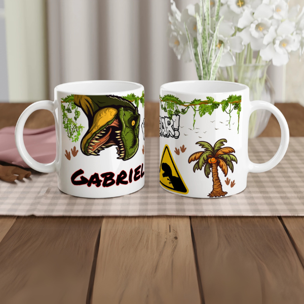 Mug prénom dinosaure féroce et végétation tropicale