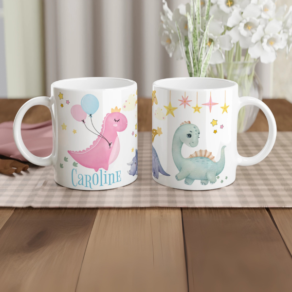 Mug personnalisable avec motif dinosaure rose et intérieur coloré, disponible en blanc et six autres coloris.