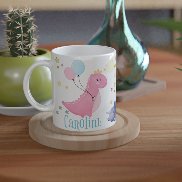 Mug personnalisable avec motif dinosaure rose et intérieur coloré, disponible en blanc et six autres coloris.