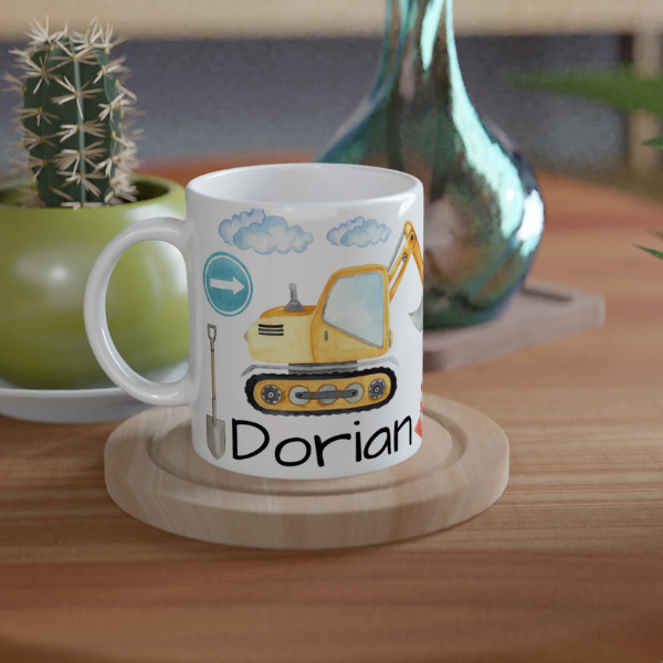 Mug personnalisé tout blanc avec illustration d’engins de chantier et panneaux de signalisation, parfait pour un cadeau ludique et original.