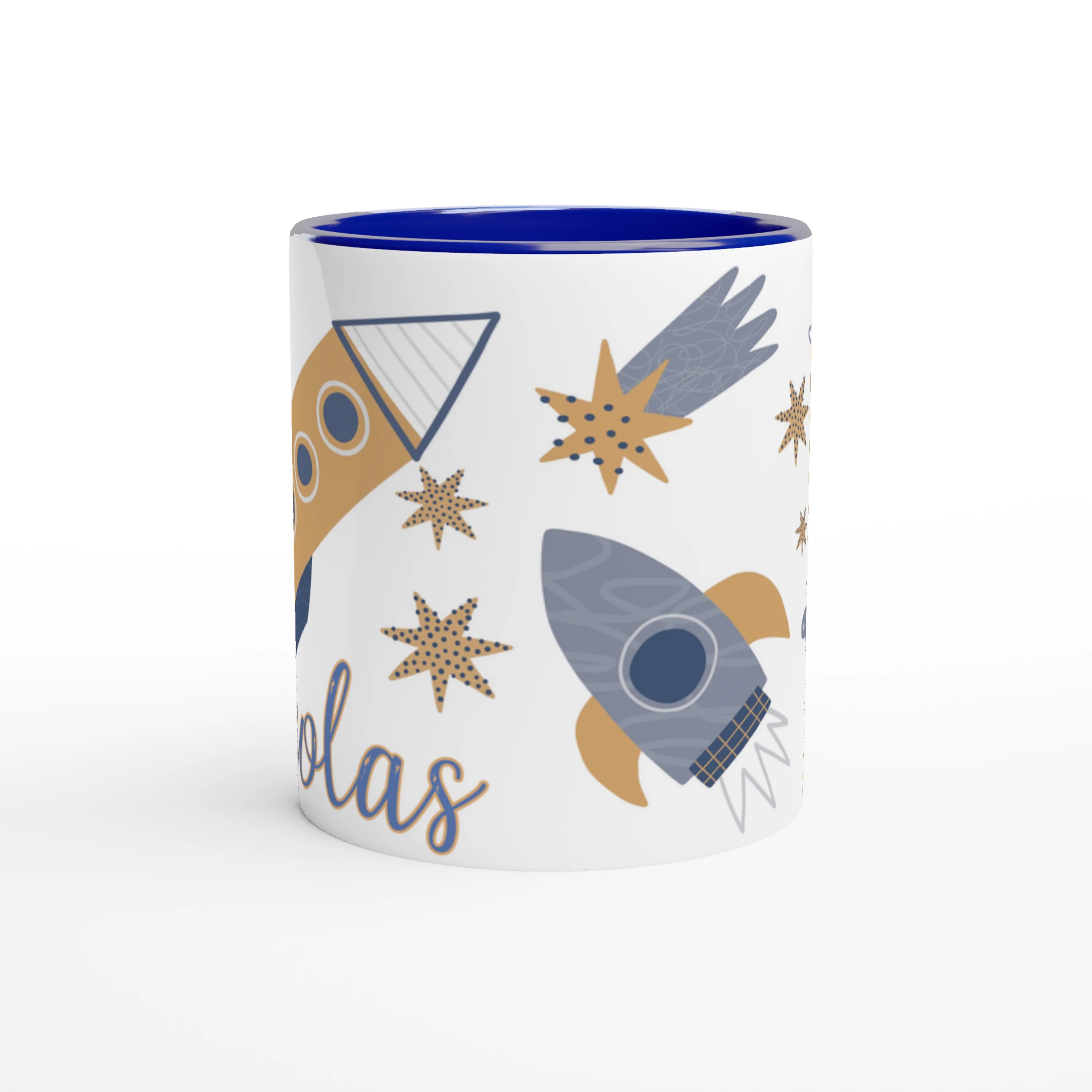 Mug personnalisé avec fusée et Saturne souriant, intérieur bleu, idéal pour un petit passionné du cosmos.