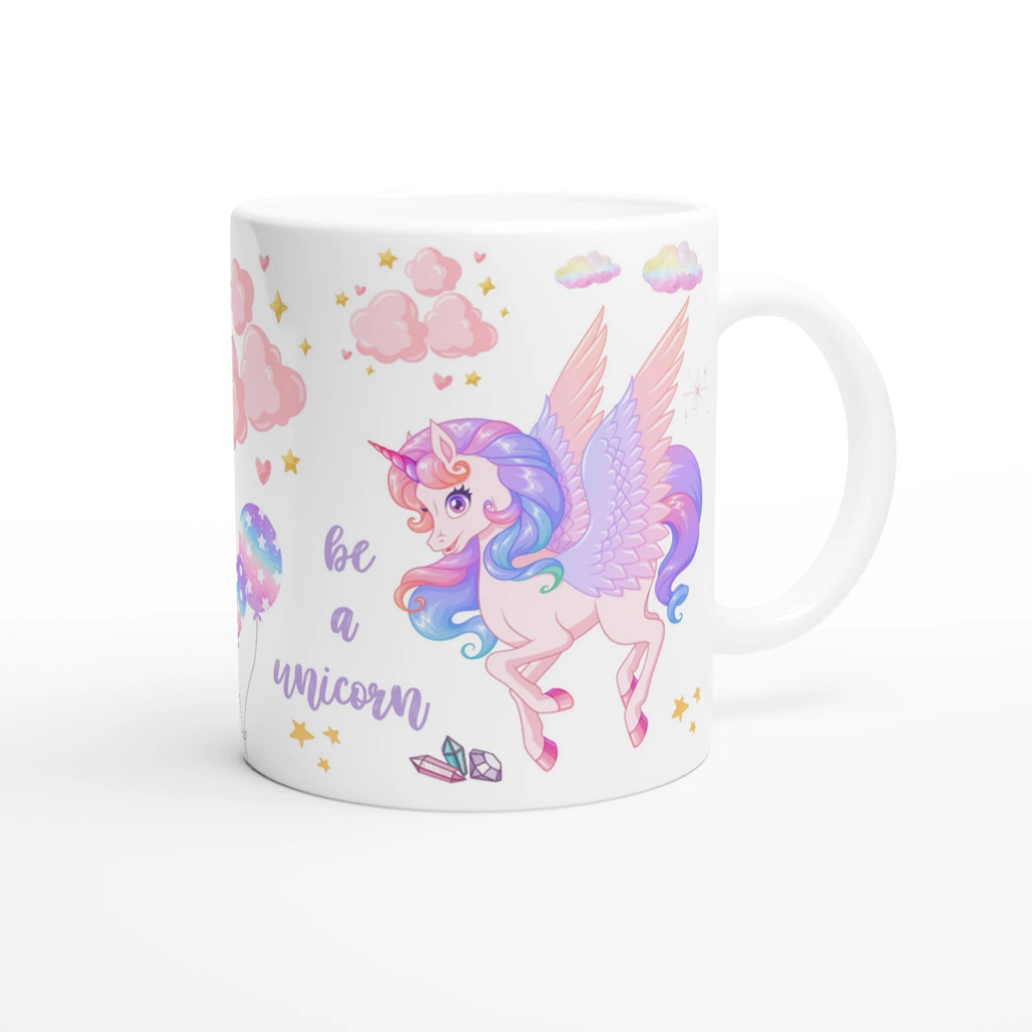 Mug personnalisé tout blanc avec licorne ailée et lettre initiale étoilée, idéal pour un cadeau magique et féerique.