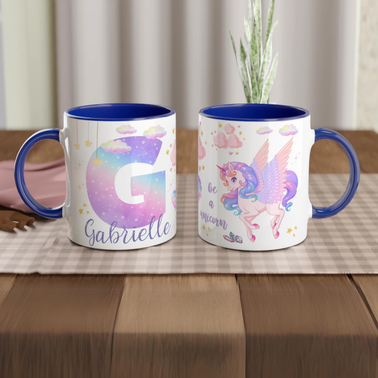 Mug personnalisé avec licorne volante et initiale magique, intérieur bleu, idéal pour une petite rêveuse passionnée d’aventures enchantées.