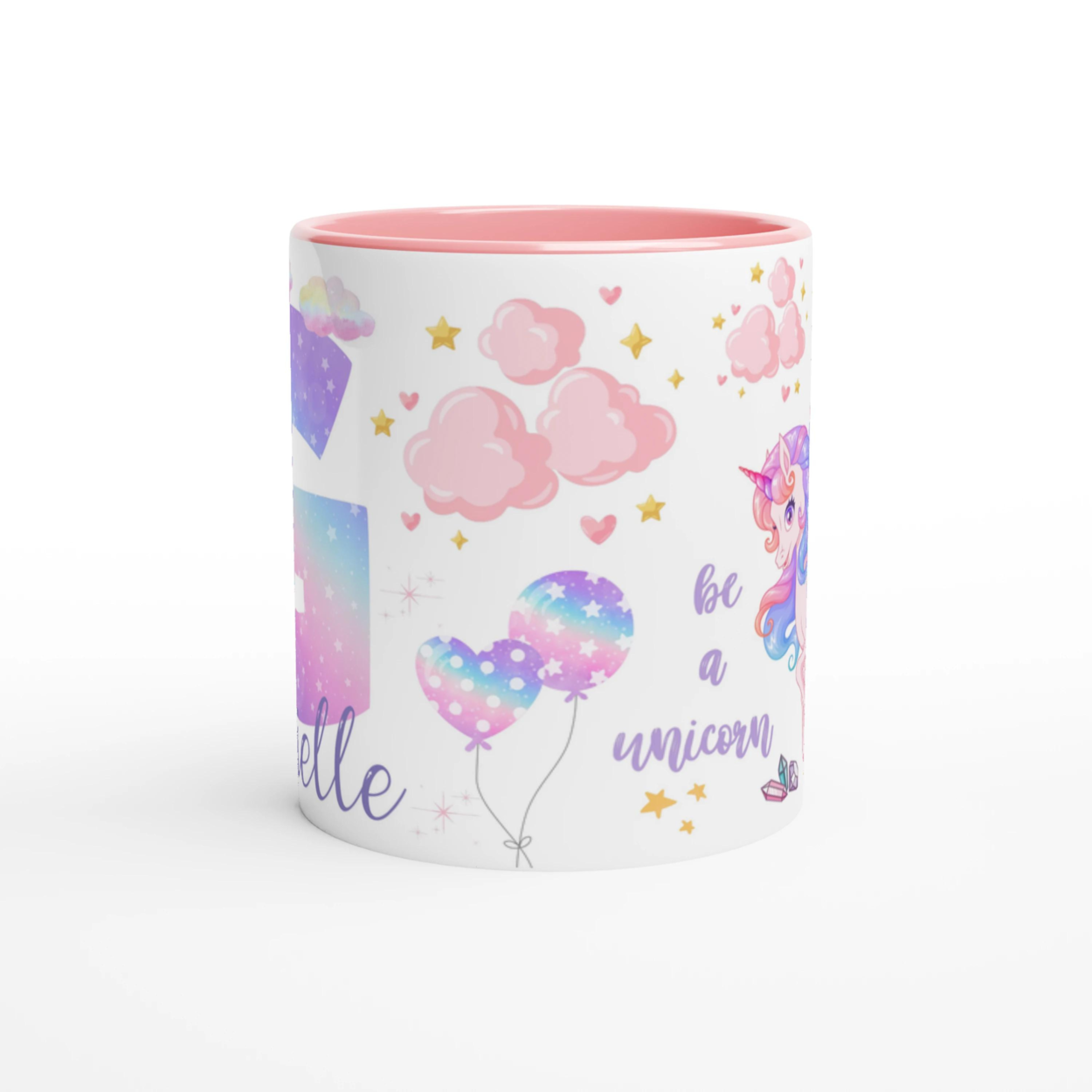 Tasse personnalisée avec licorne aux ailes roses et nuages enchantés, intérieur rose, idéale pour un cadeau féerique et tendre.