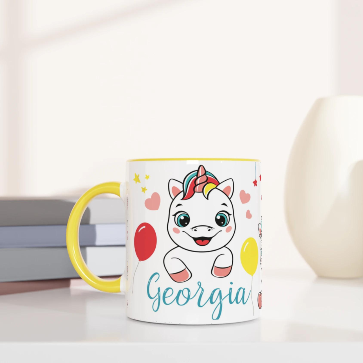 Mug personnalisé avec licorne et étoiles scintillantes, intérieur jaune, parfait pour un cadeau joyeux et lumineux.