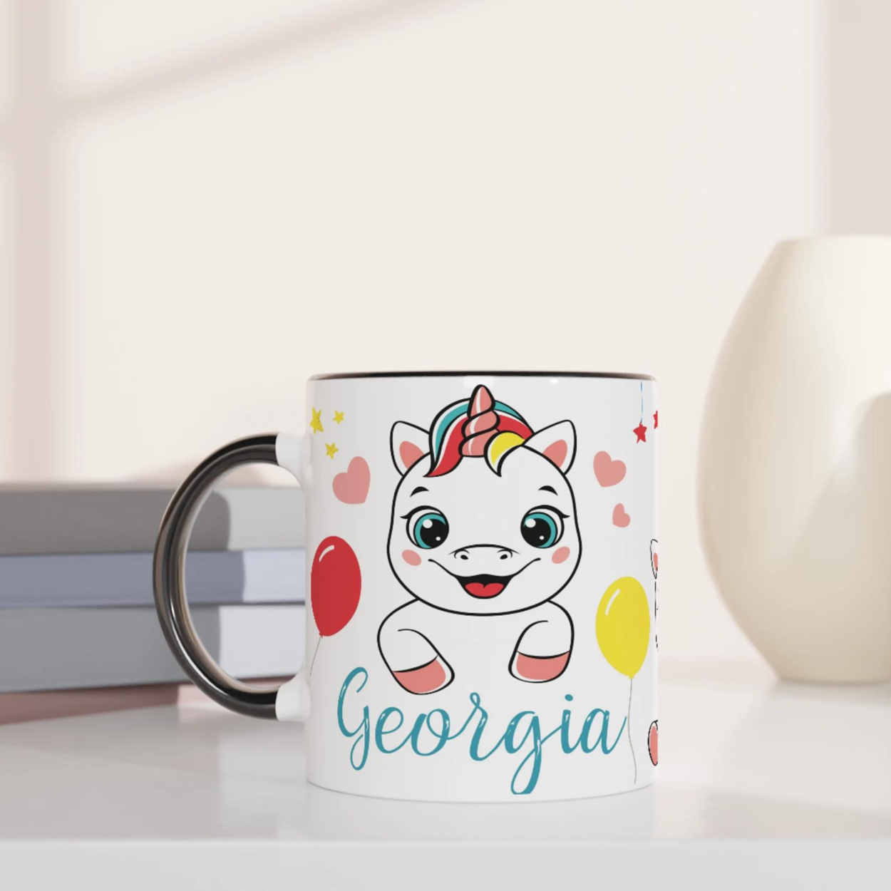 Mug personnalisé avec licorne et ballons colorés, intérieur noir, pour une touche élégante et féerique.