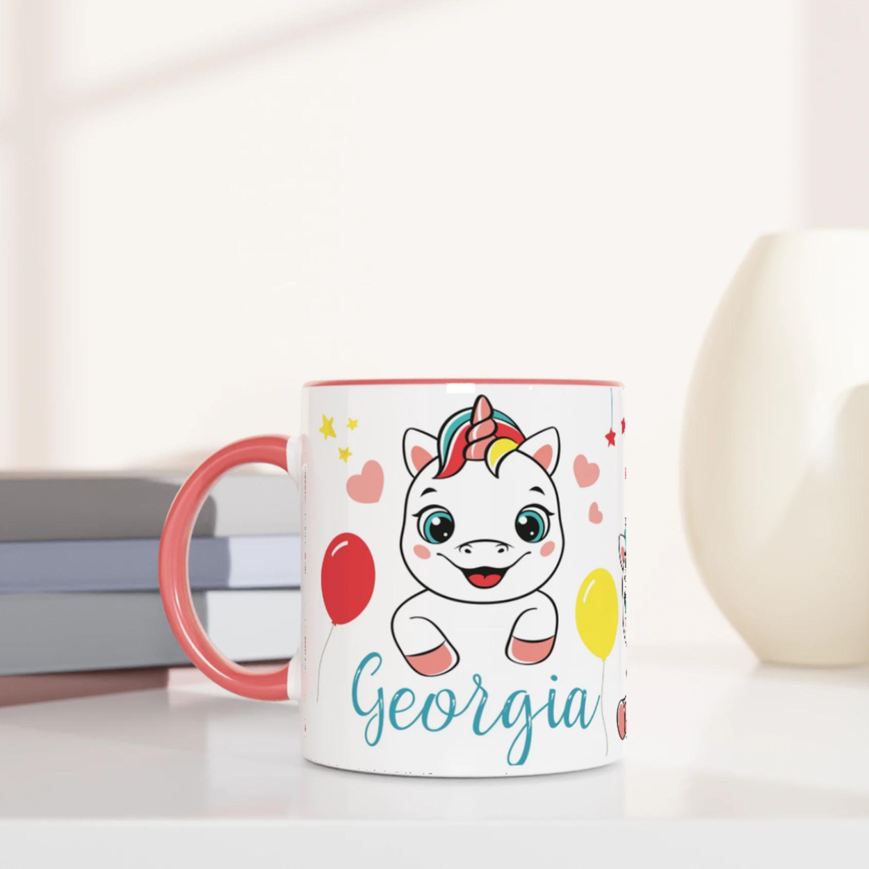 Tasse personnalisée avec licorne et cœurs flottants, intérieur rose, idéale pour un cadeau magique et tendre.