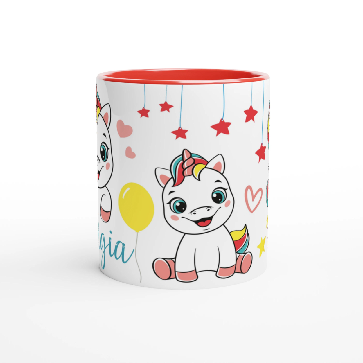 Mug personnalisé avec licorne et étoiles rouges, intérieur rouge, parfait pour un cadeau féerique et dynamique.