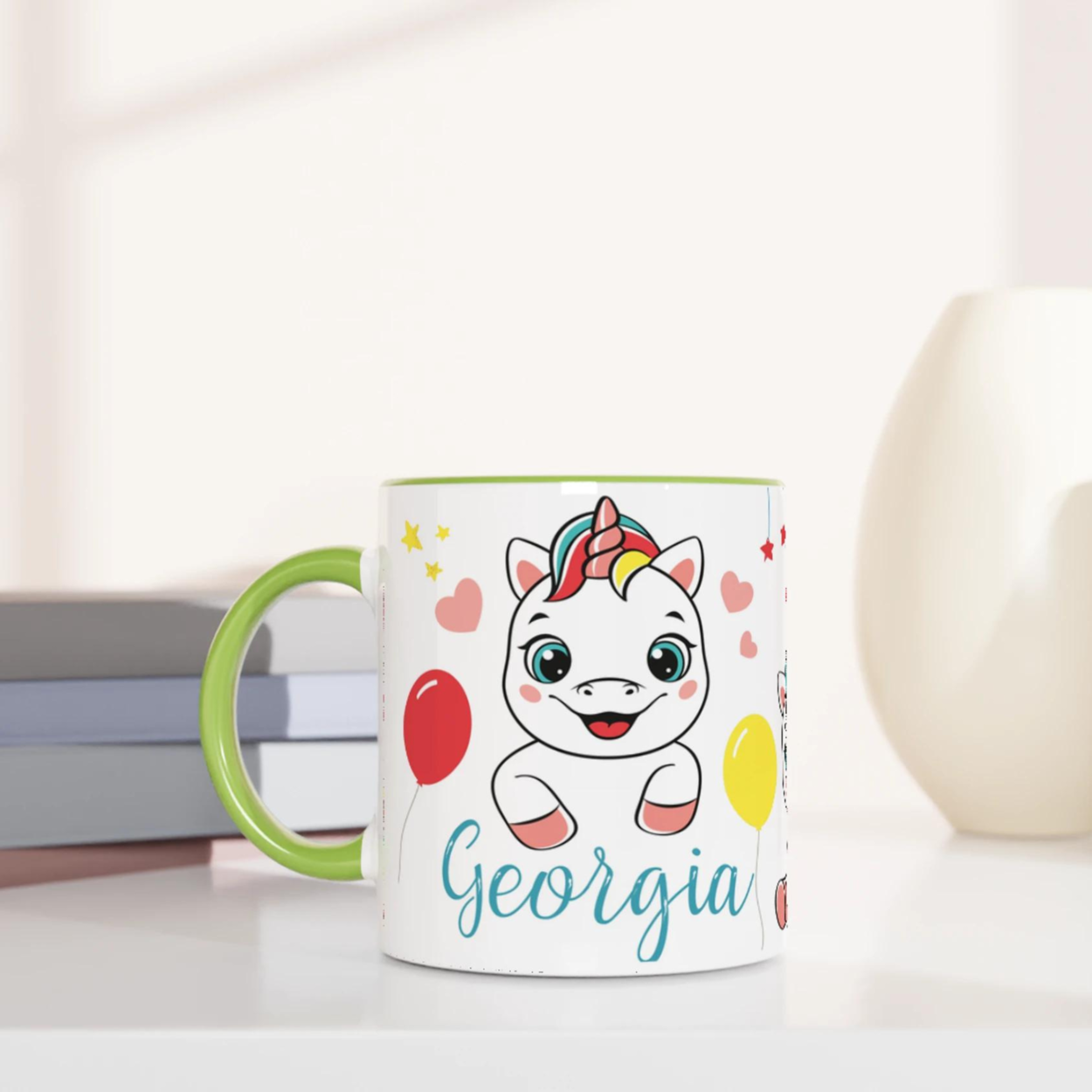 Tasse personnalisée avec licorne et ballons en forme de cœur, intérieur vert, un cadeau original et enchanteur.