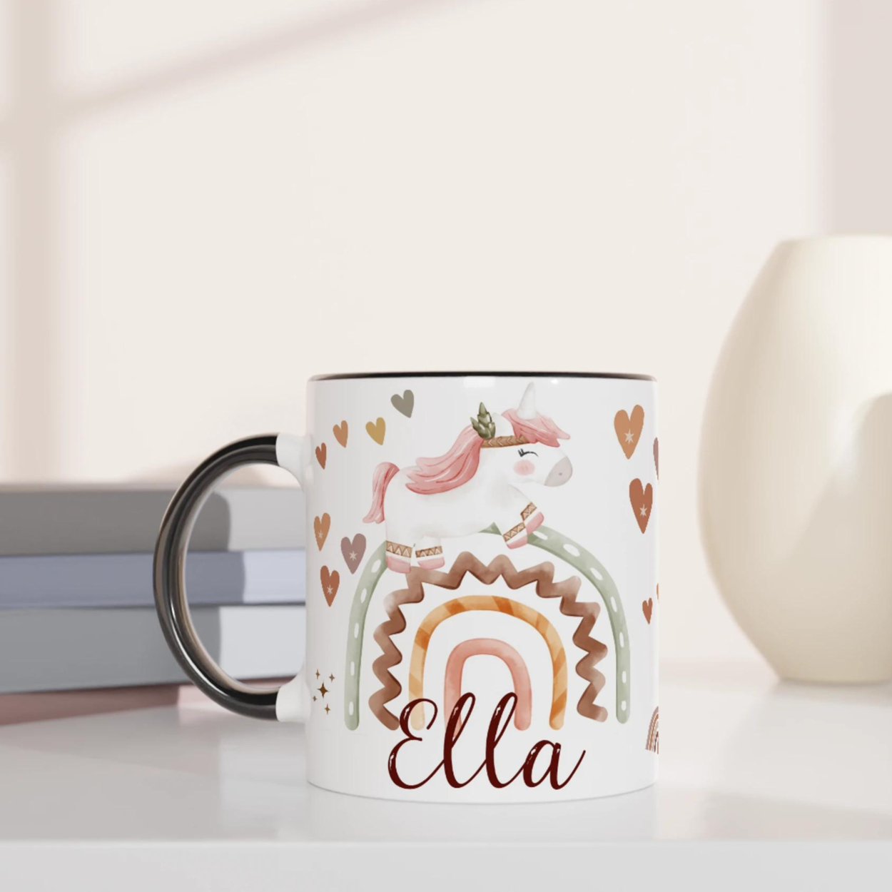 Mug personnalisé avec licorne et cœurs bohèmes, intérieur noir, pour une touche élégante et mystérieuse.