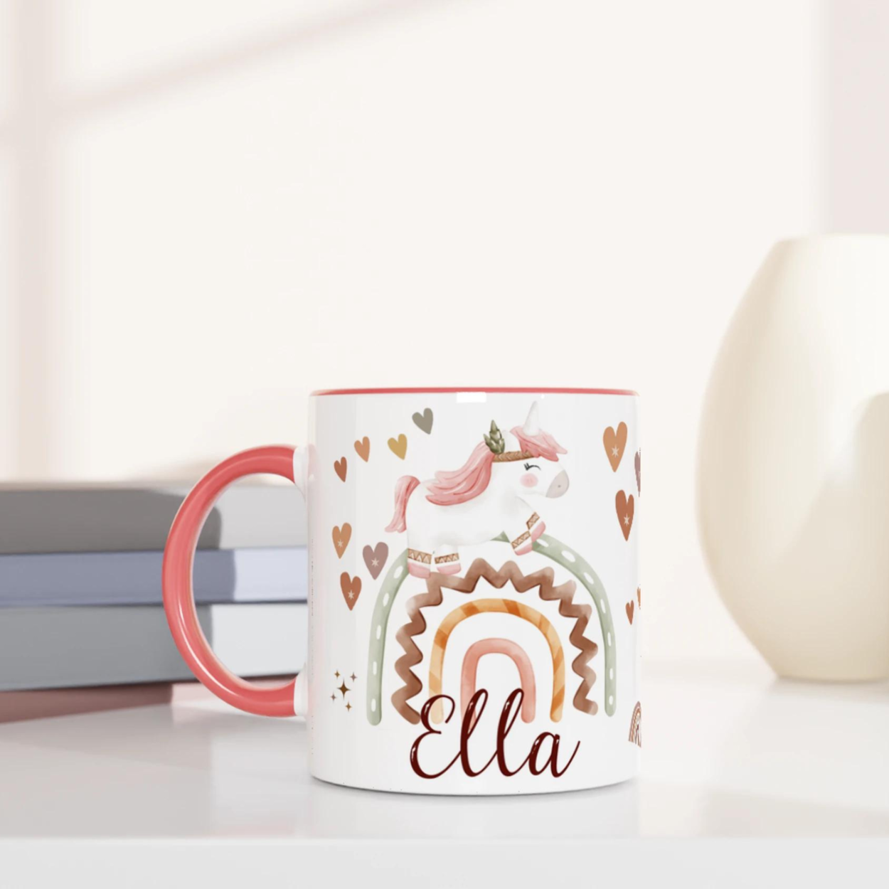 Tasse personnalisée avec licorne et arc-en-ciel beige et rose, intérieur rose, idéale pour un cadeau tendre et magique.