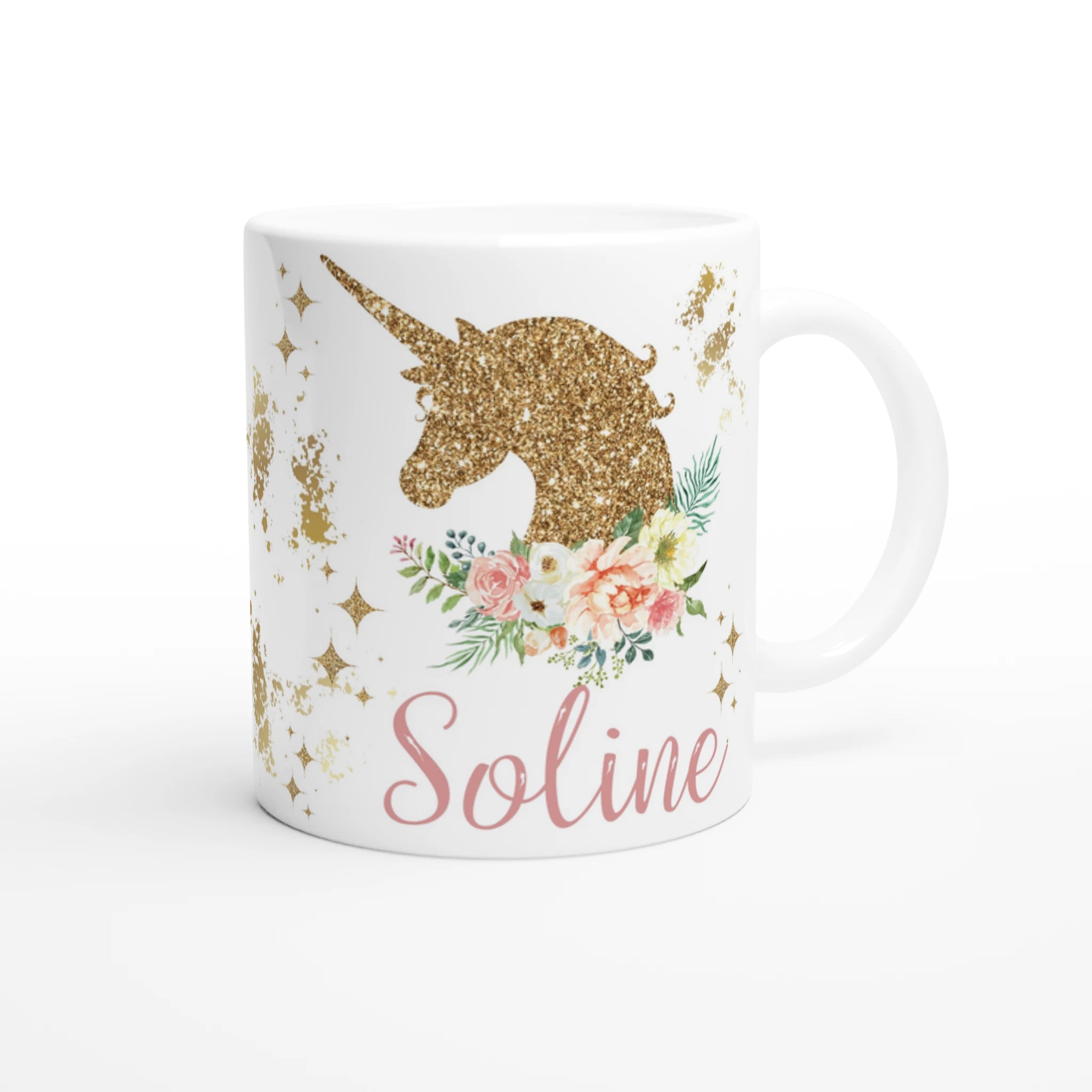 Mug personnalisé tout blanc avec licorne dorée et fleurs romantiques, idéal pour un cadeau magique et raffiné.