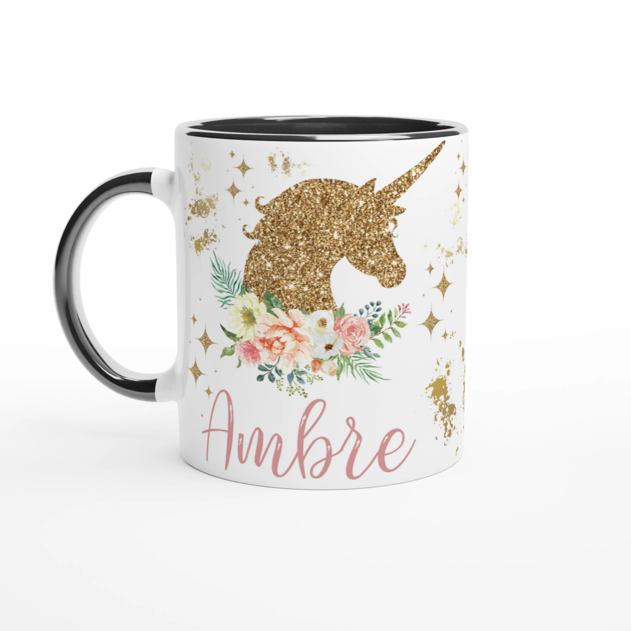 Mug personnalisé avec licorne dorée et touches florales, intérieur noir, pour une touche chic et mystérieuse.