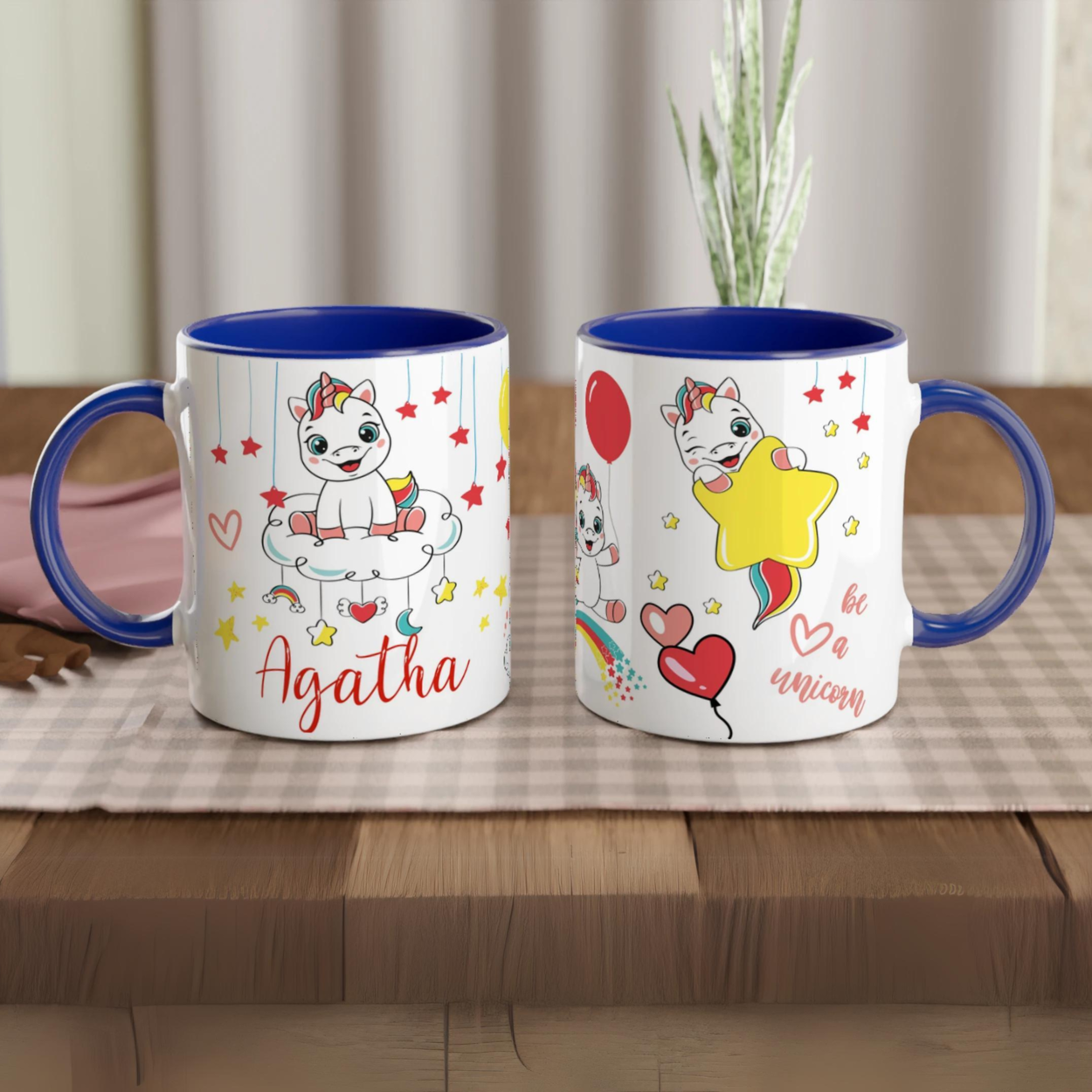 Mug personnalisé avec licorne et ciel rempli de petites étoiles, intérieur bleu, idéal pour une petite rêveuse passionnée de magie.
