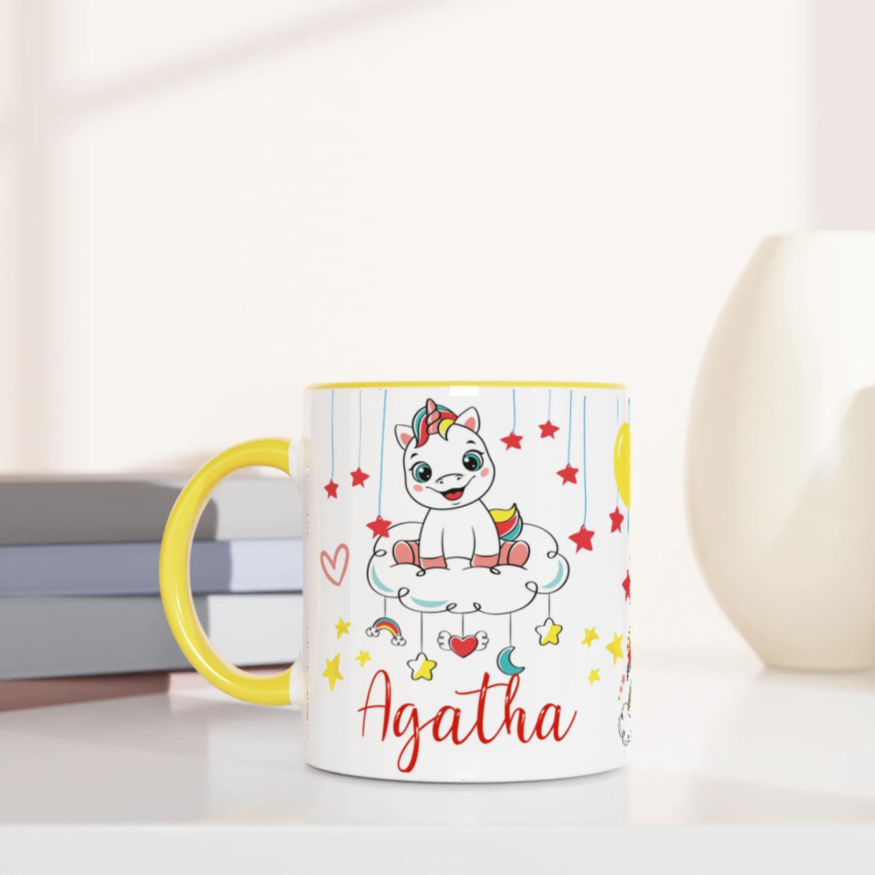 Mug personnalisé avec licorne et pluie d’étoiles scintillantes, intérieur jaune, parfait pour un cadeau lumineux et joyeux.