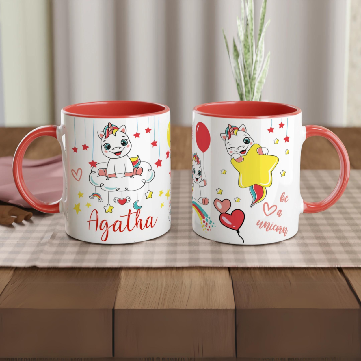 Mug personnalisé avec licorne et étoiles dorées, intérieur rouge, parfait pour un cadeau féerique et dynamique.