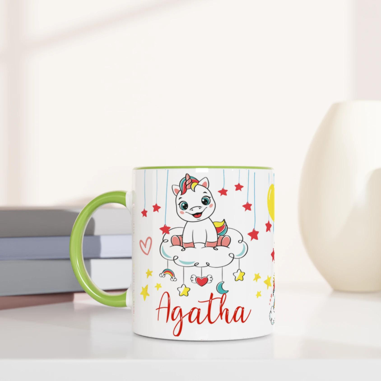 Tasse personnalisée avec licorne et pluie de paillettes féeriques, intérieur vert, un cadeau enchanteur et unique.
