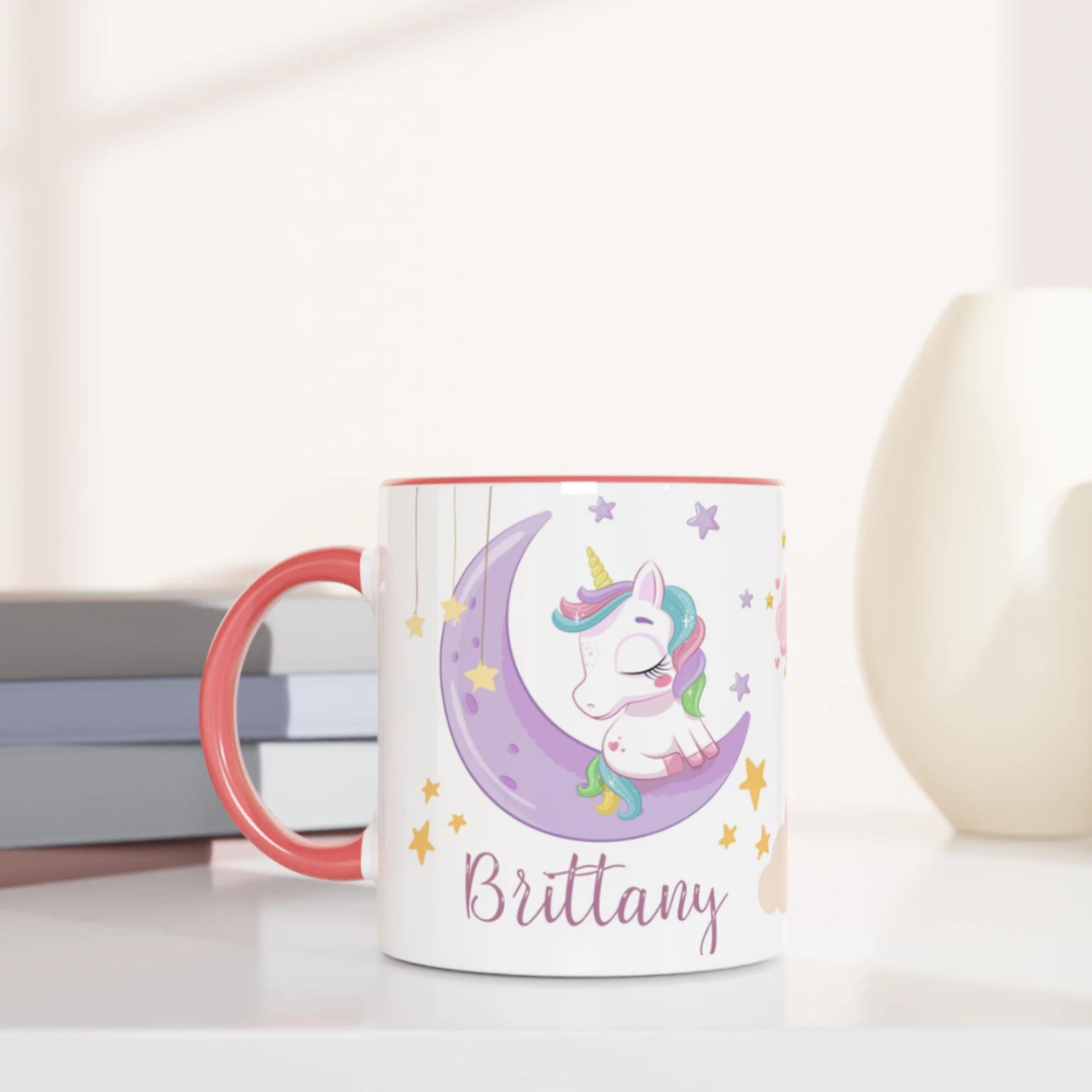 Tasse personnalisée avec licorne et arc-en-ciel pastel, intérieur rose, idéale pour un cadeau tendre et enchanteur.